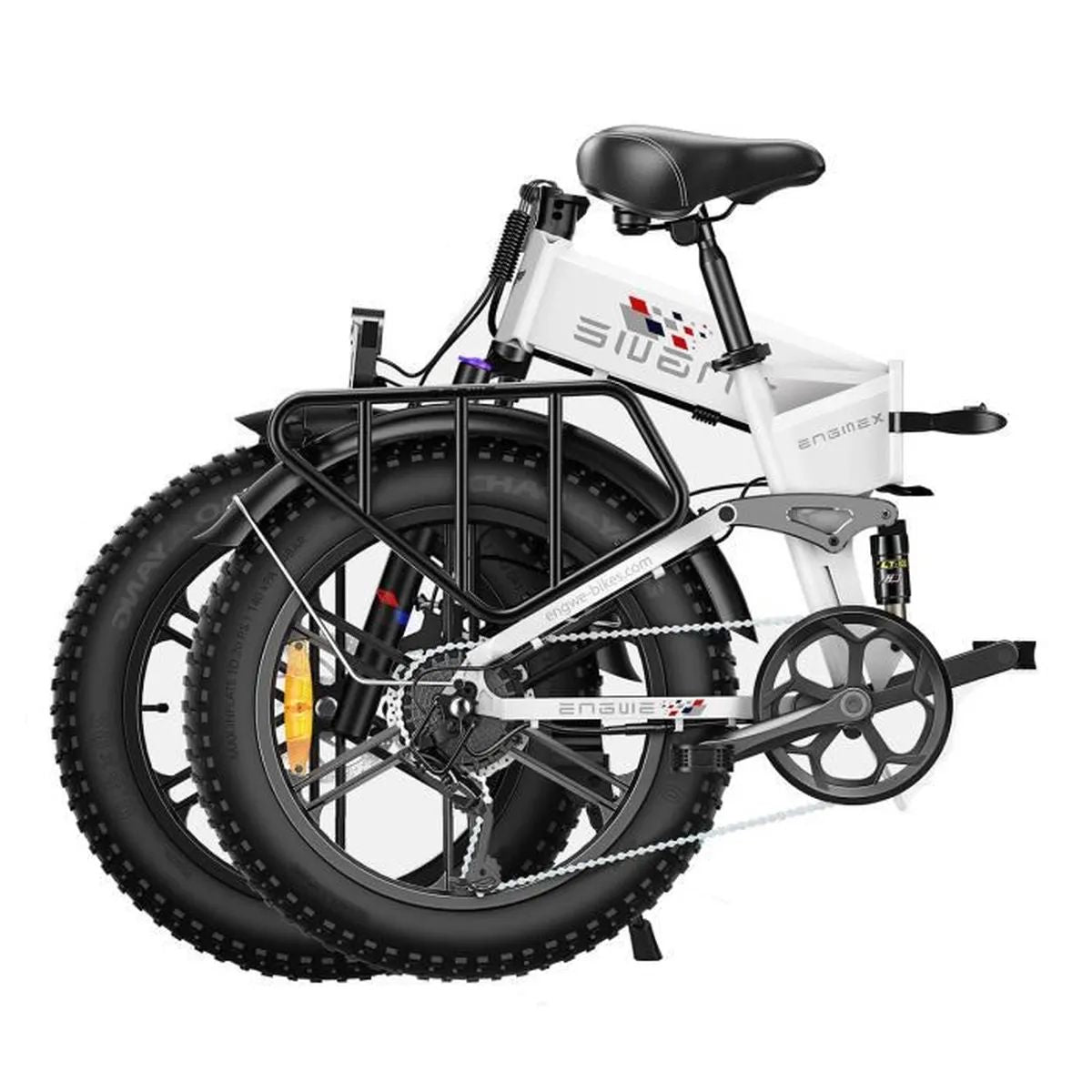 Una bicicletta elettrica pieghevole bianca con pneumatici neri e un portapacchi nero.