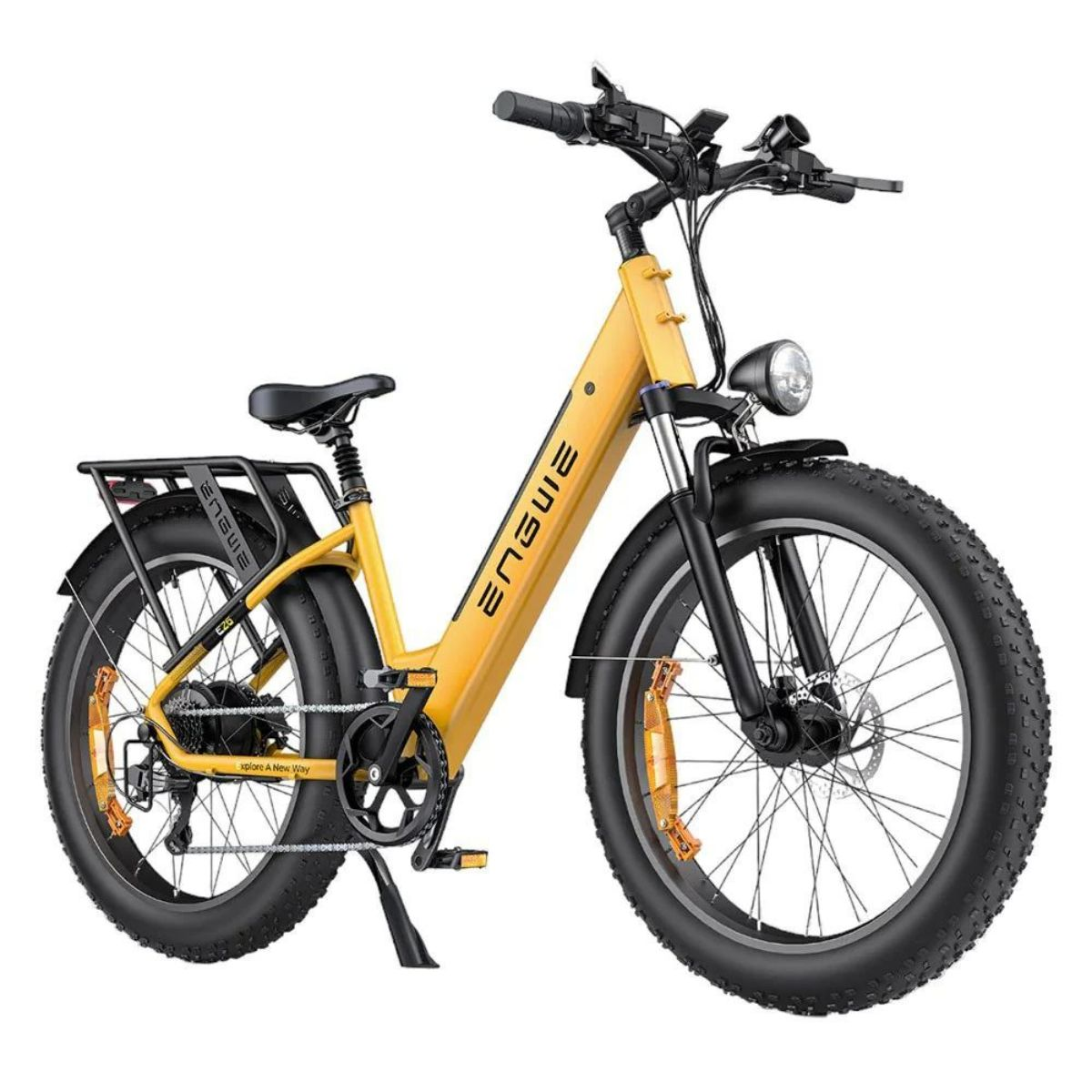 Bicicletta elettrica ENGWE gialla. Pneumatici, sella e telaio neri. Ha un faro e un portapacchi.