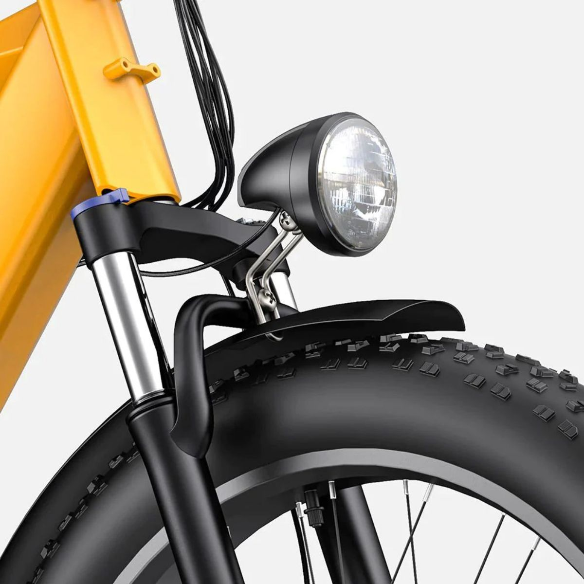 Ruota anteriore di bici elettrica gialla. Pneumatico, parafango e faro neri. Forcella e cavi argentati.
