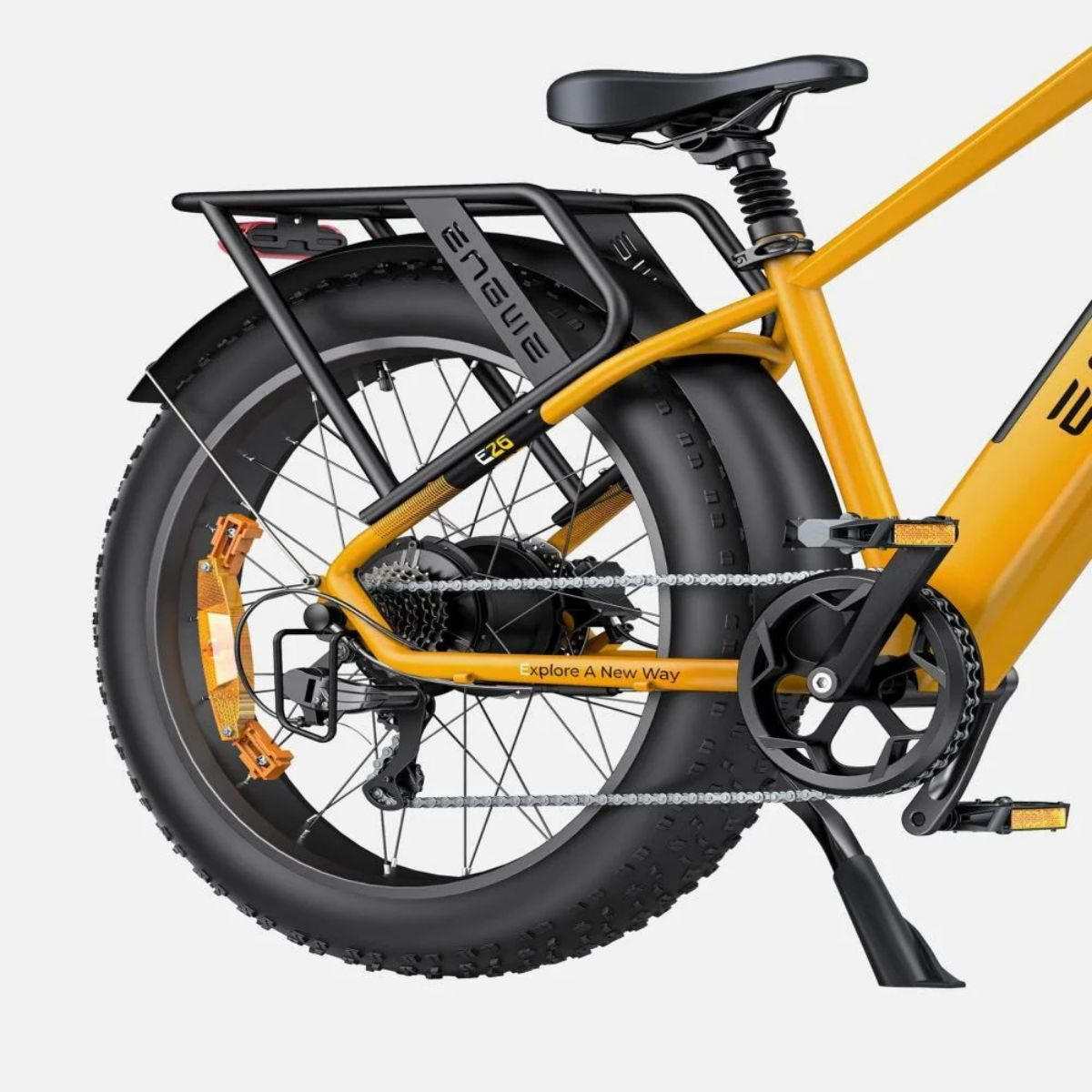 Ruota posteriore di una bici elettrica gialla con pneumatici neri, portapacchi e catena.