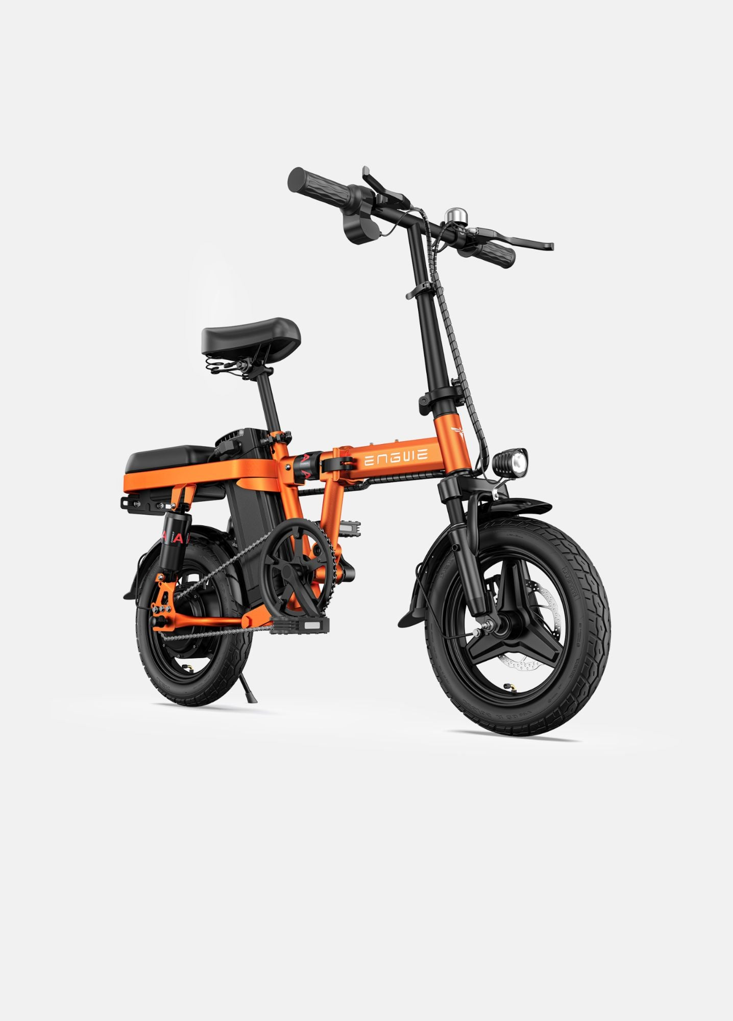 Una bicicletta elettrica pieghevole arancione. È nera e arancione. Il marchio 'ENSUIE' è visibile sul telaio.
