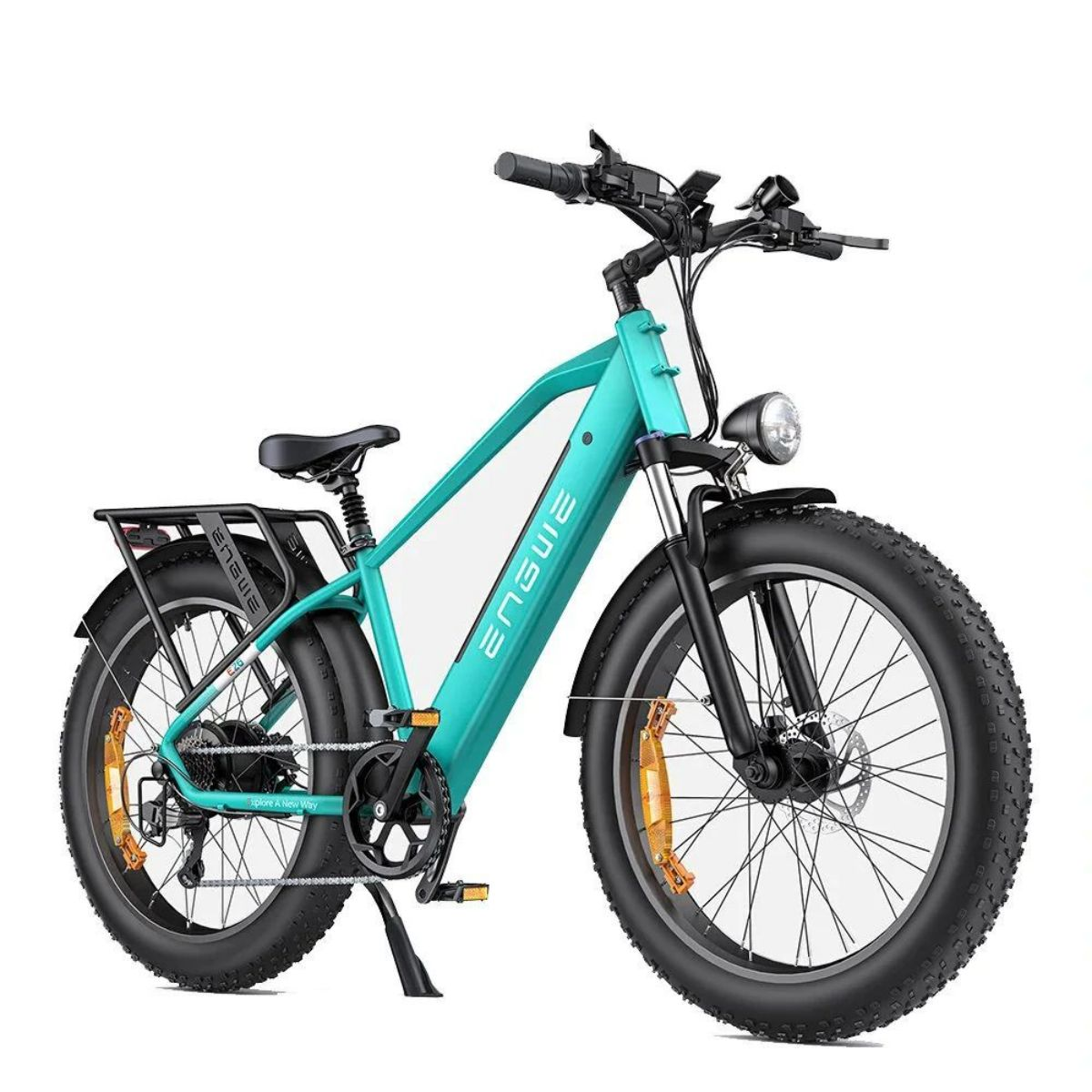 Bicicletta elettrica turchese con pneumatici grandi, luci e portapacchi, isolata su bianco.