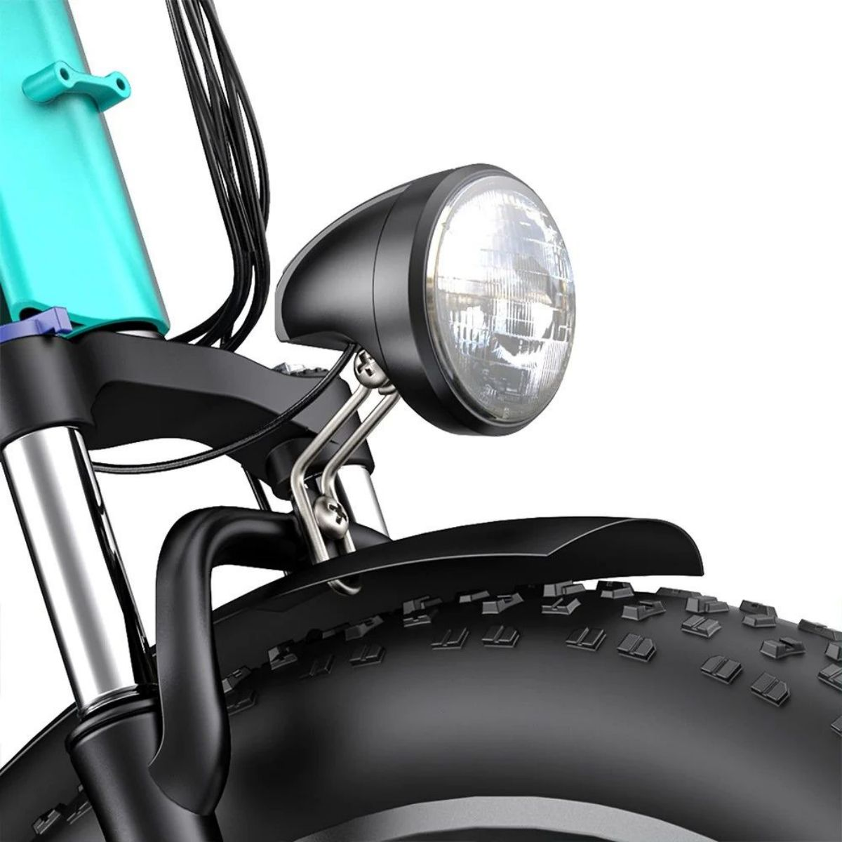 Primo piano di un faro nero su una bicicletta a ruote grasse turchese.