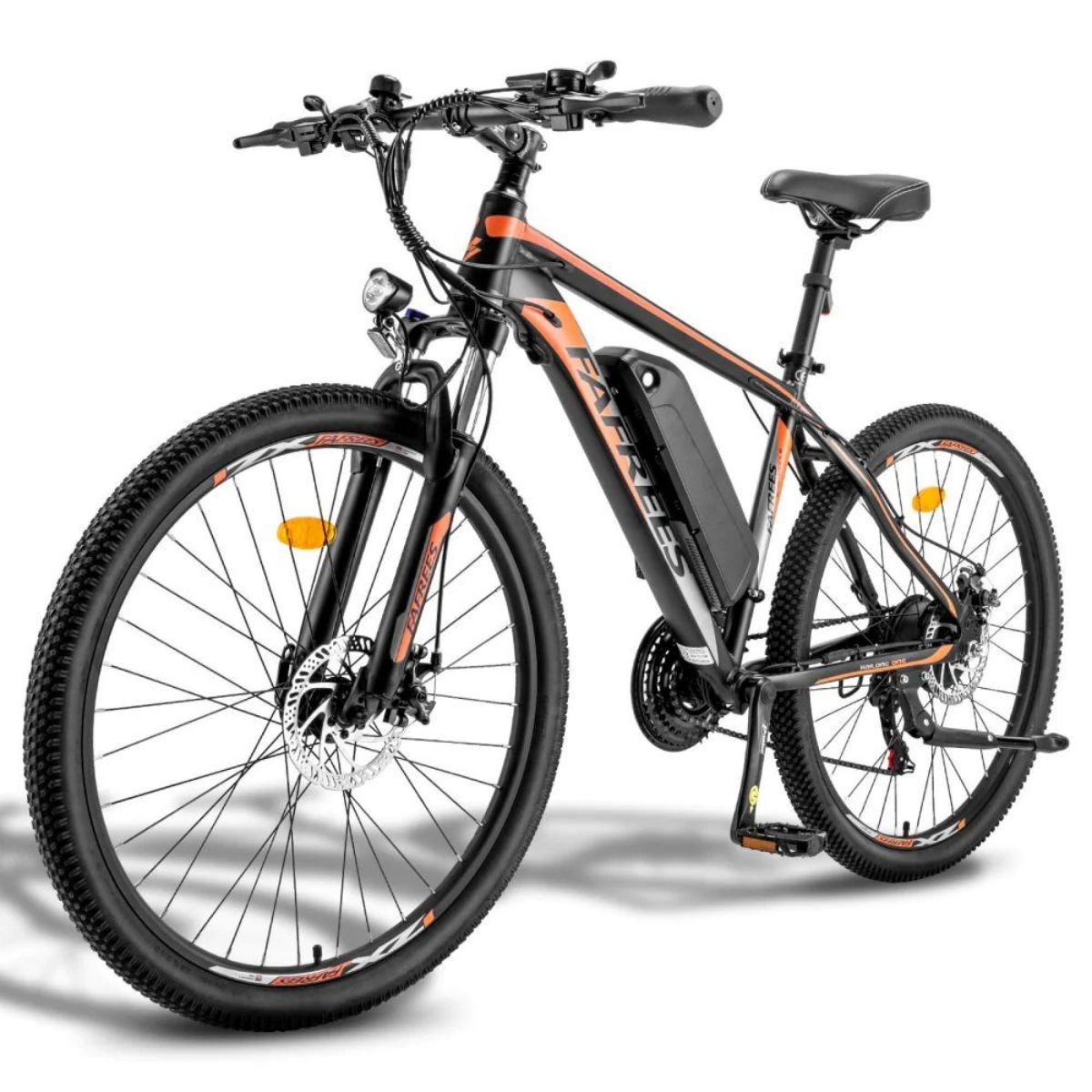 Mountain bike elettrica nera e arancione con pneumatici e batteria neri. Sfondo bianco.