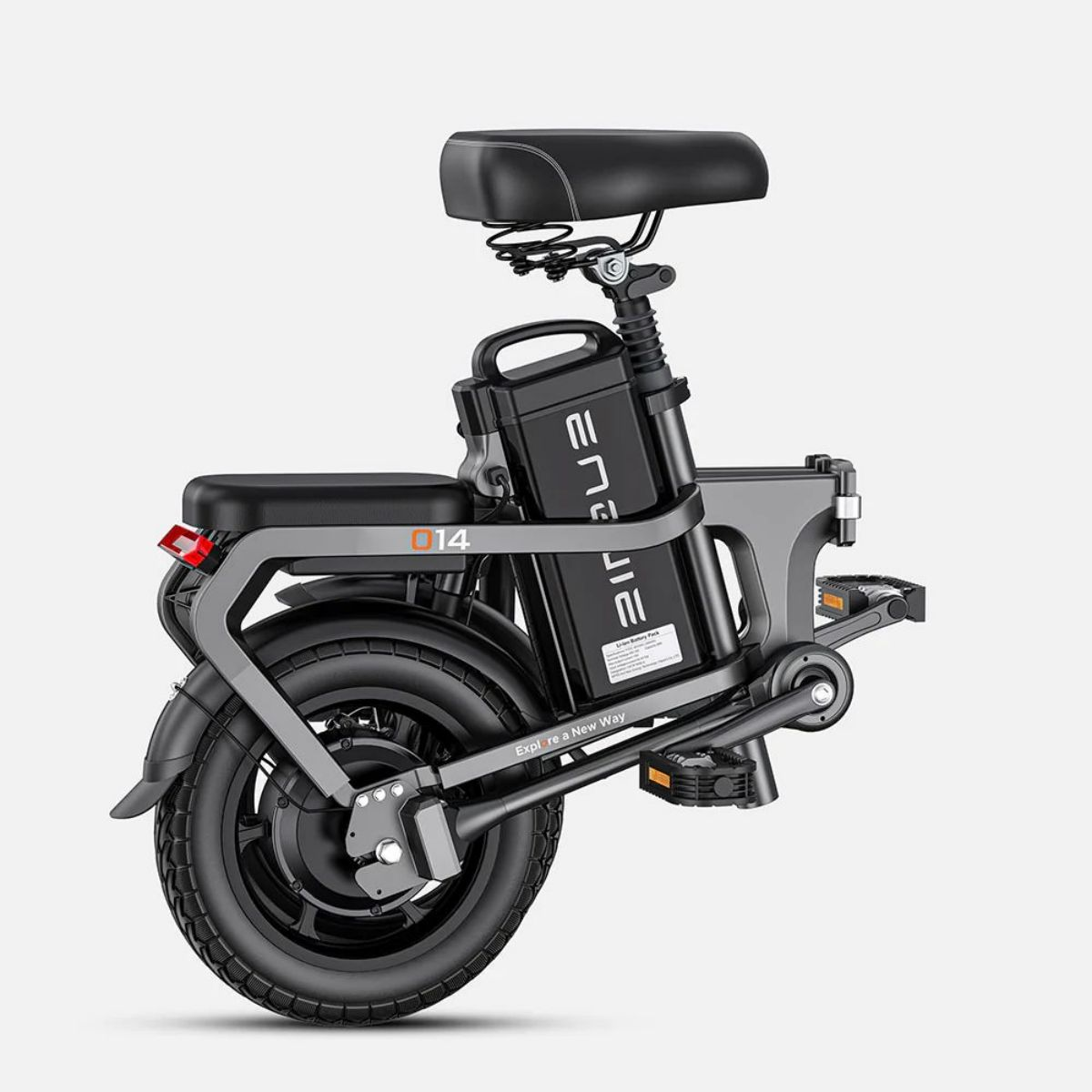 Bicicletta elettrica grigia con pneumatici e sella neri. Dotata di batteria e portapacchi.