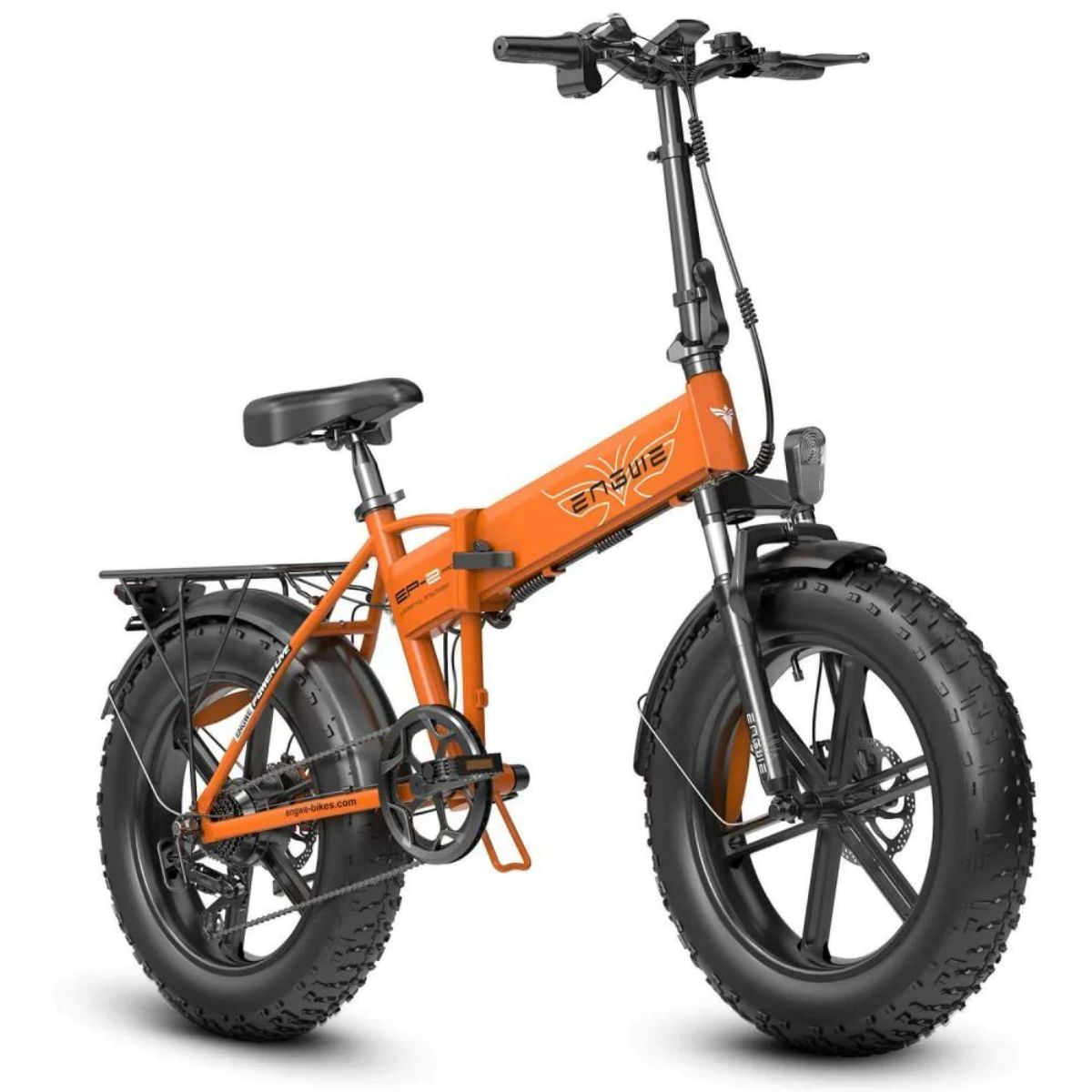 Una bicicletta elettrica pieghevole arancione con pneumatici neri e vari componenti, vista frontalmente.