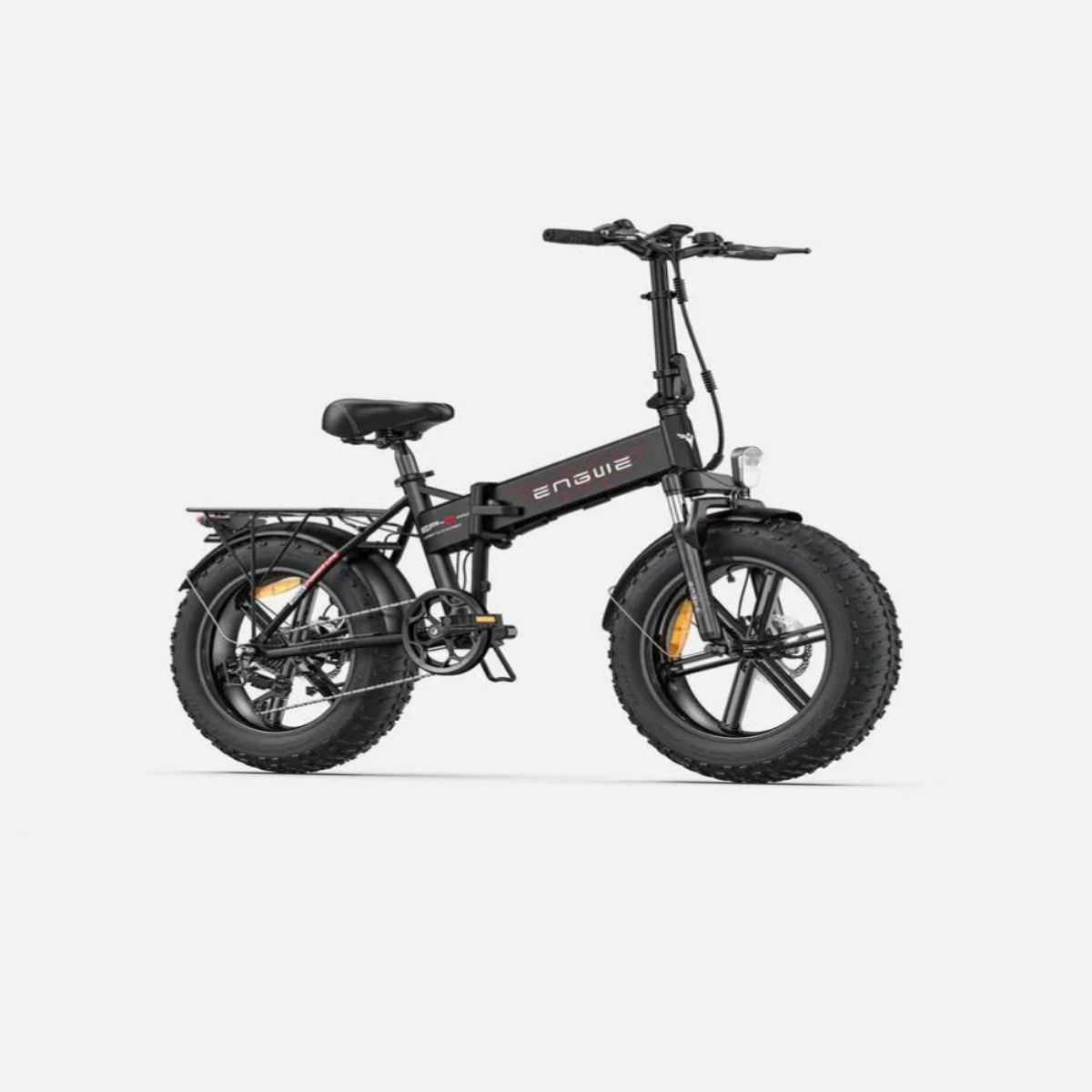 Bicicletta elettrica pieghevole nera su sfondo bianco. La bici è in posizione verticale.