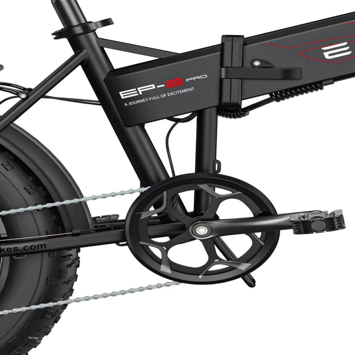 Bicicletta elettrica nera e rossa con catena e pedali. La bici è su sfondo bianco.