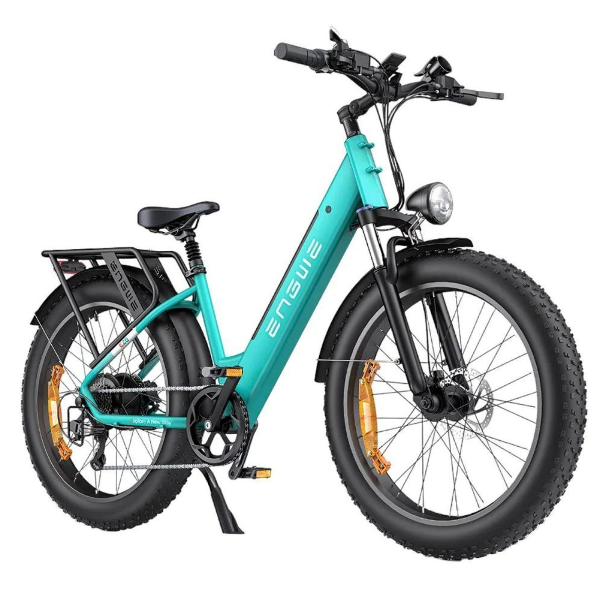 Una bicicleta eléctrica turquesa con neumáticos grandes, portaequipajes y faro, aislada en blanco.