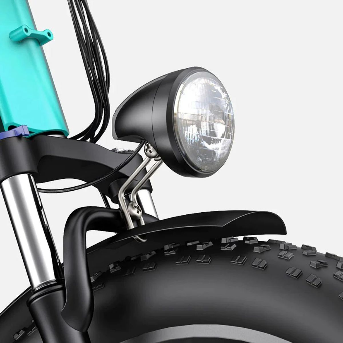Parte delantera de una bicicleta. Incluye un faro negro, guardabarros y neumático.