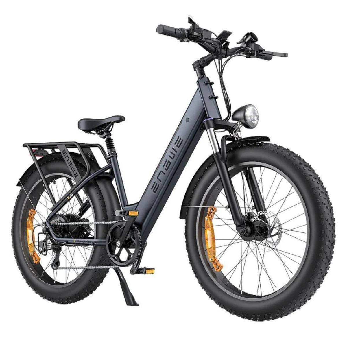 Bicicleta eléctrica gris con neumáticos, asiento y luces negros. Fondo blanco. Neumáticos gruesos.