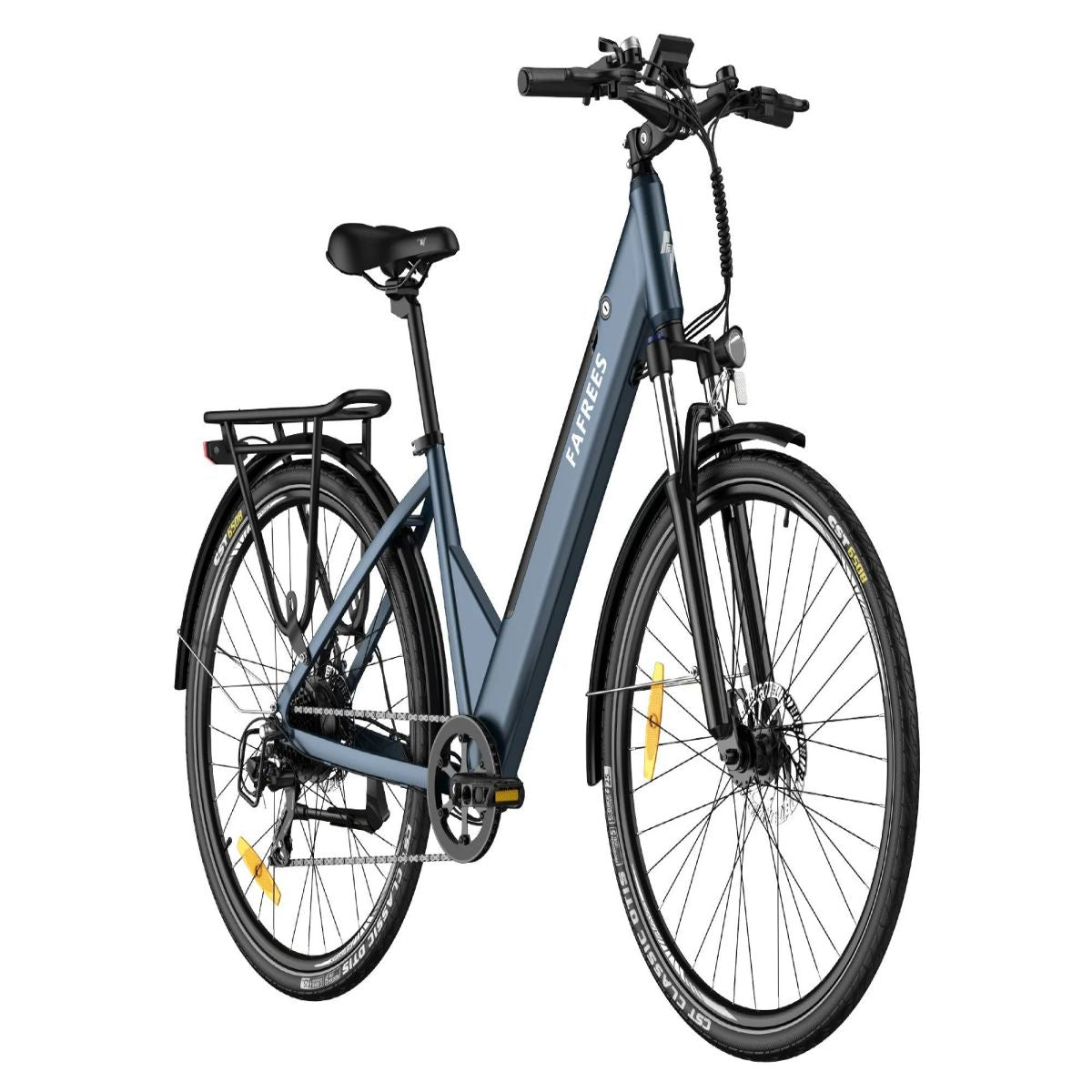 Blaues Elektrofahrrad mit schwarzen Reifen, Schutzblechen und einem Gepäckträger hinten. Weißer Hintergrund.