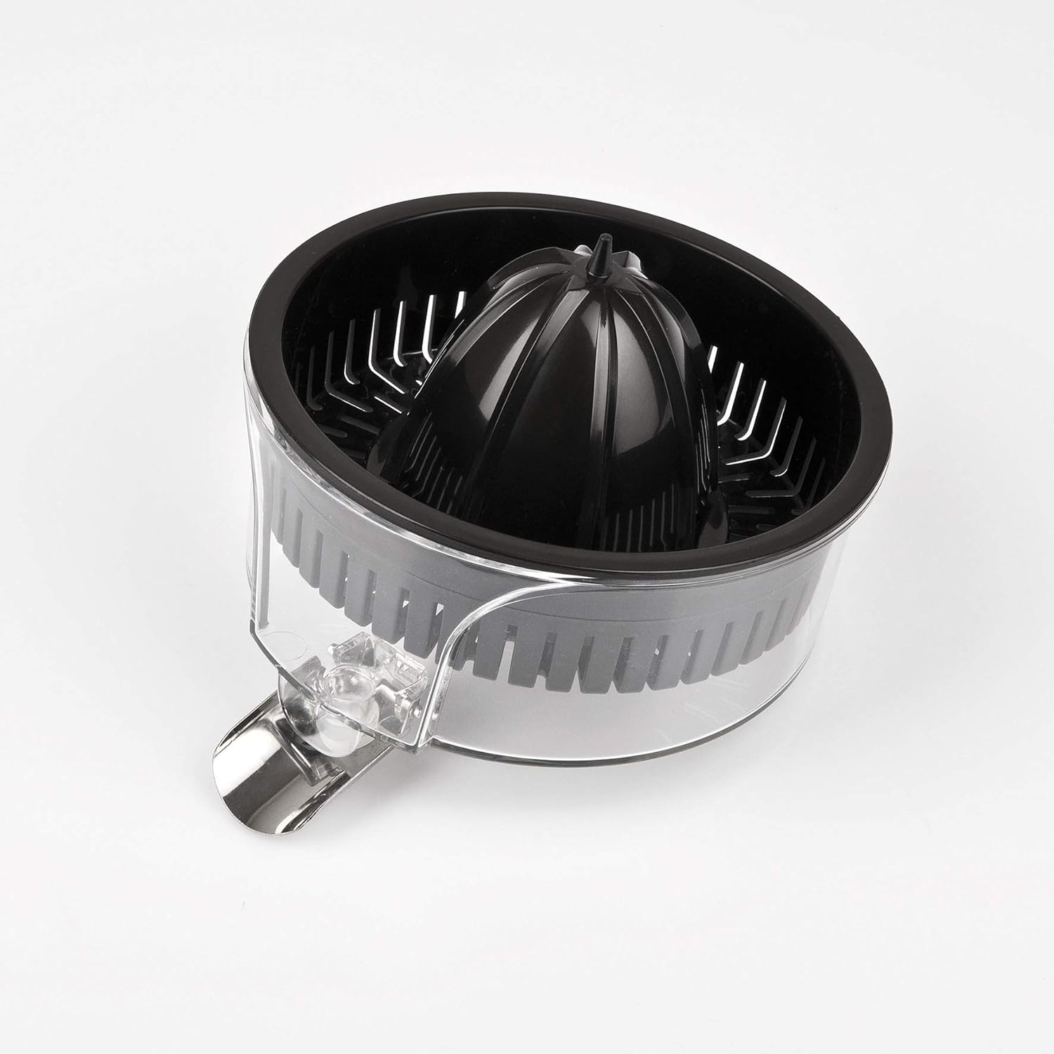 Czarna wyciskarka do soku, z przezroczystym pojemnikiem, na białym tle. Zbliżenie, widok z góry.