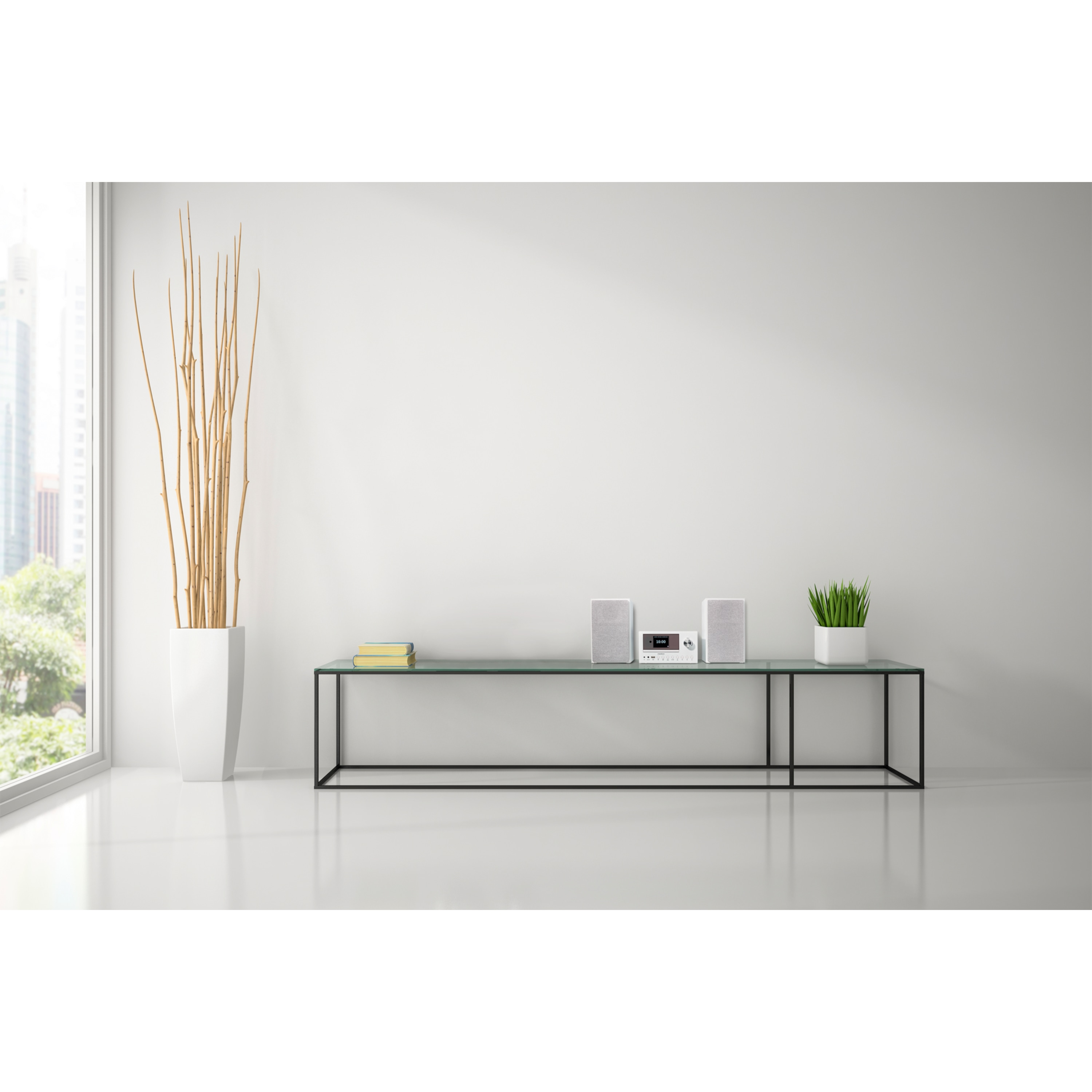 Salón moderno con paredes blancas, mesa de cristal, altavoces y jarrón alto con ramas.