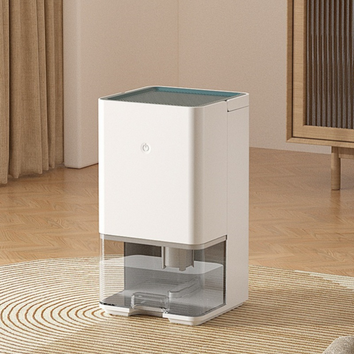 Ein weißer Luftentfeuchter mit transparentem Wassertank, platziert auf einem hellen Teppich.