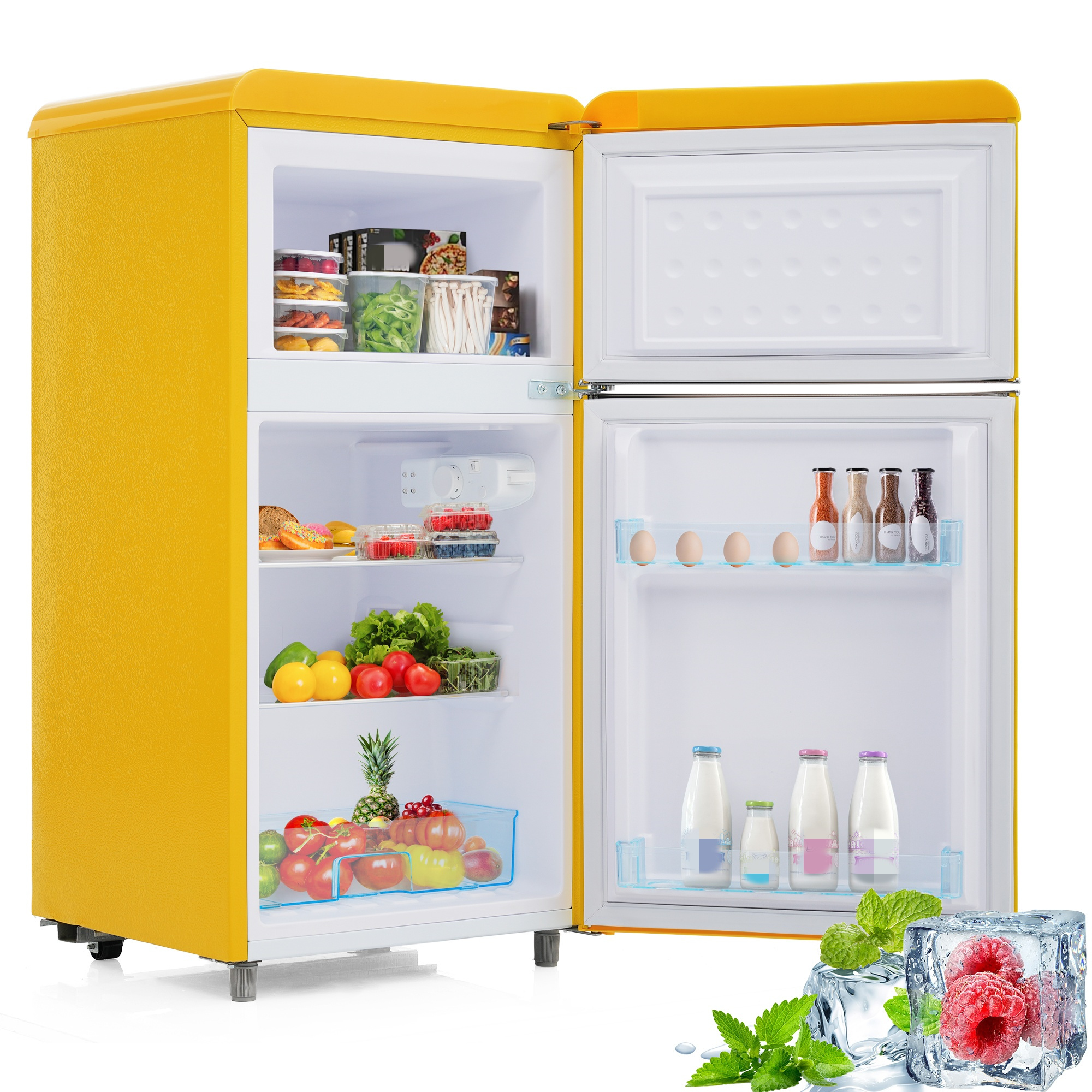 Gelber Retro-Kühlschrank mit offenen Türen, zeigt Lebensmittel innen und Eis mit Himbeeren.