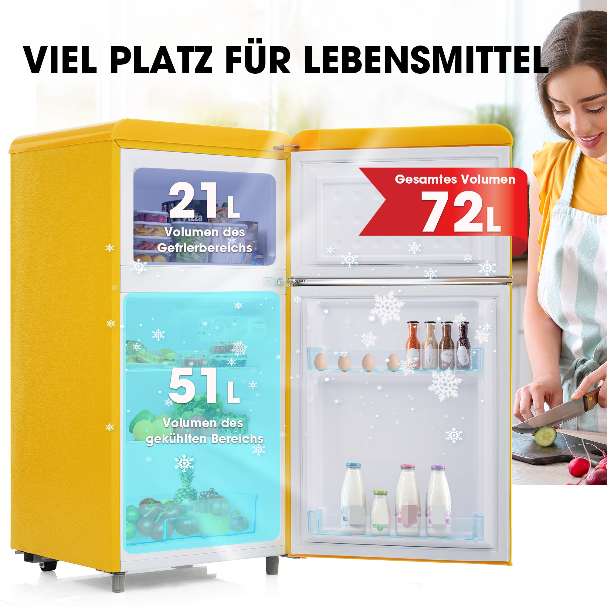 Gelber Kühlschrank mit offenen Türen, zeigt 21L Gefrierfach, 51L Kühlschrank und eine Frau, die kocht.