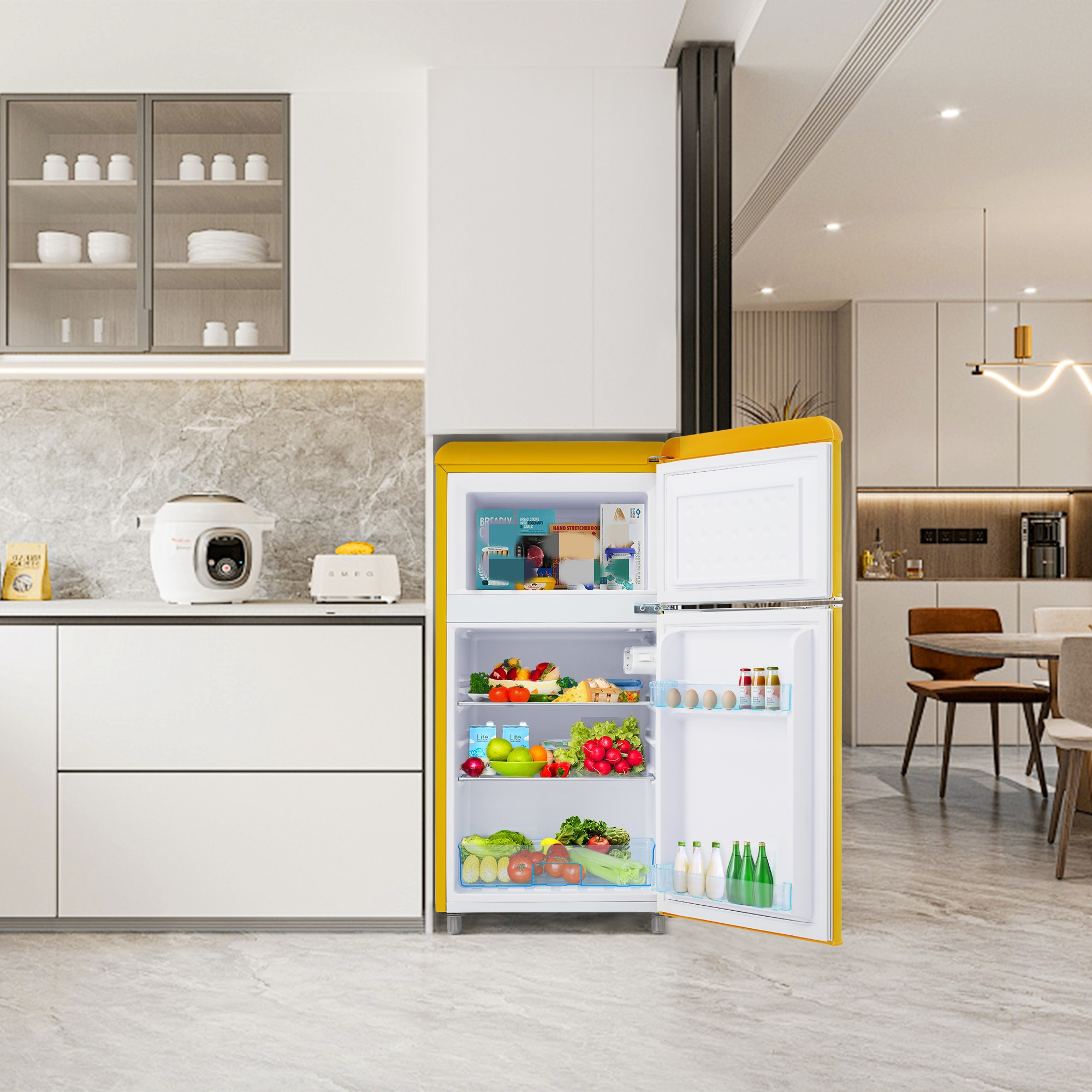 Ein gelber Kühlschrank mit offenen Türen in einer Küche, zeigt Regale mit Essen und Getränken.