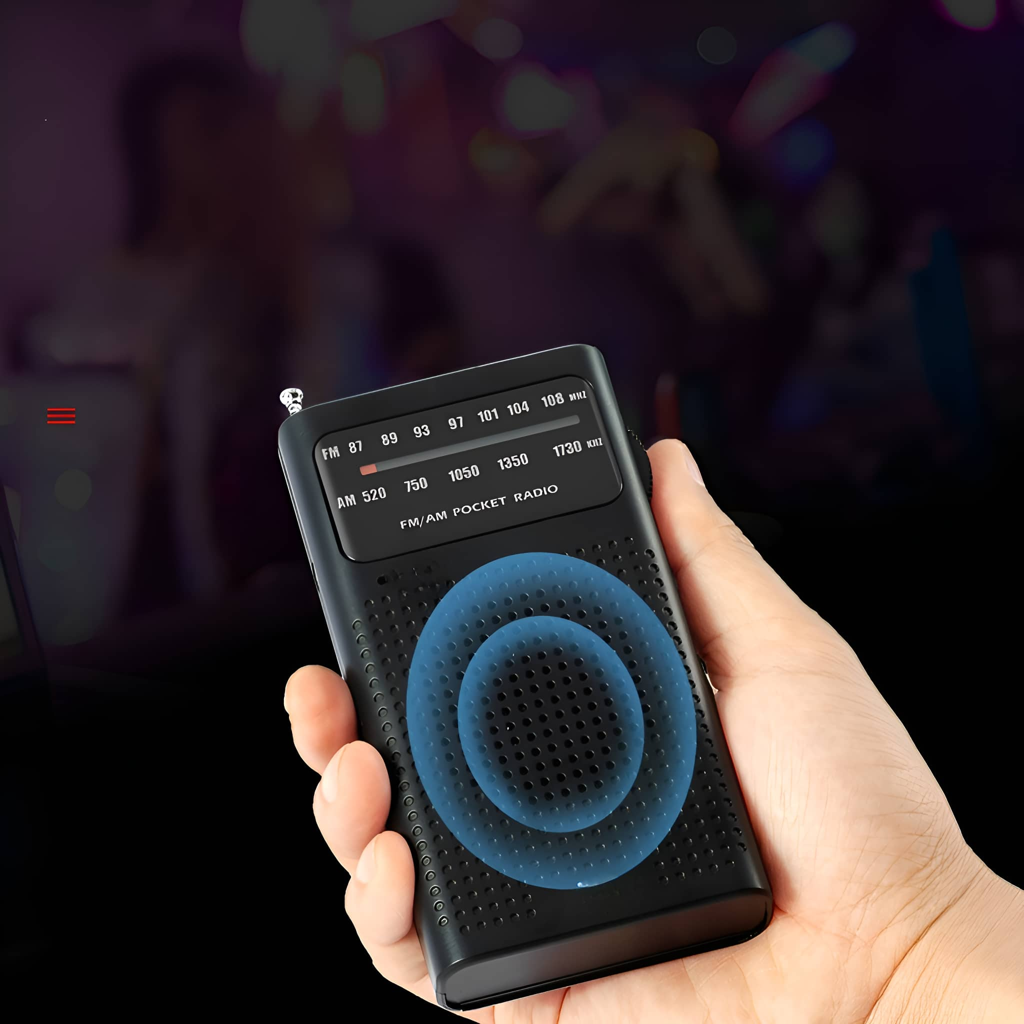 Ein schwarzes tragbares Radio in einer Hand gehalten. Das Radio hat ein Display mit Radiofrequenzen.