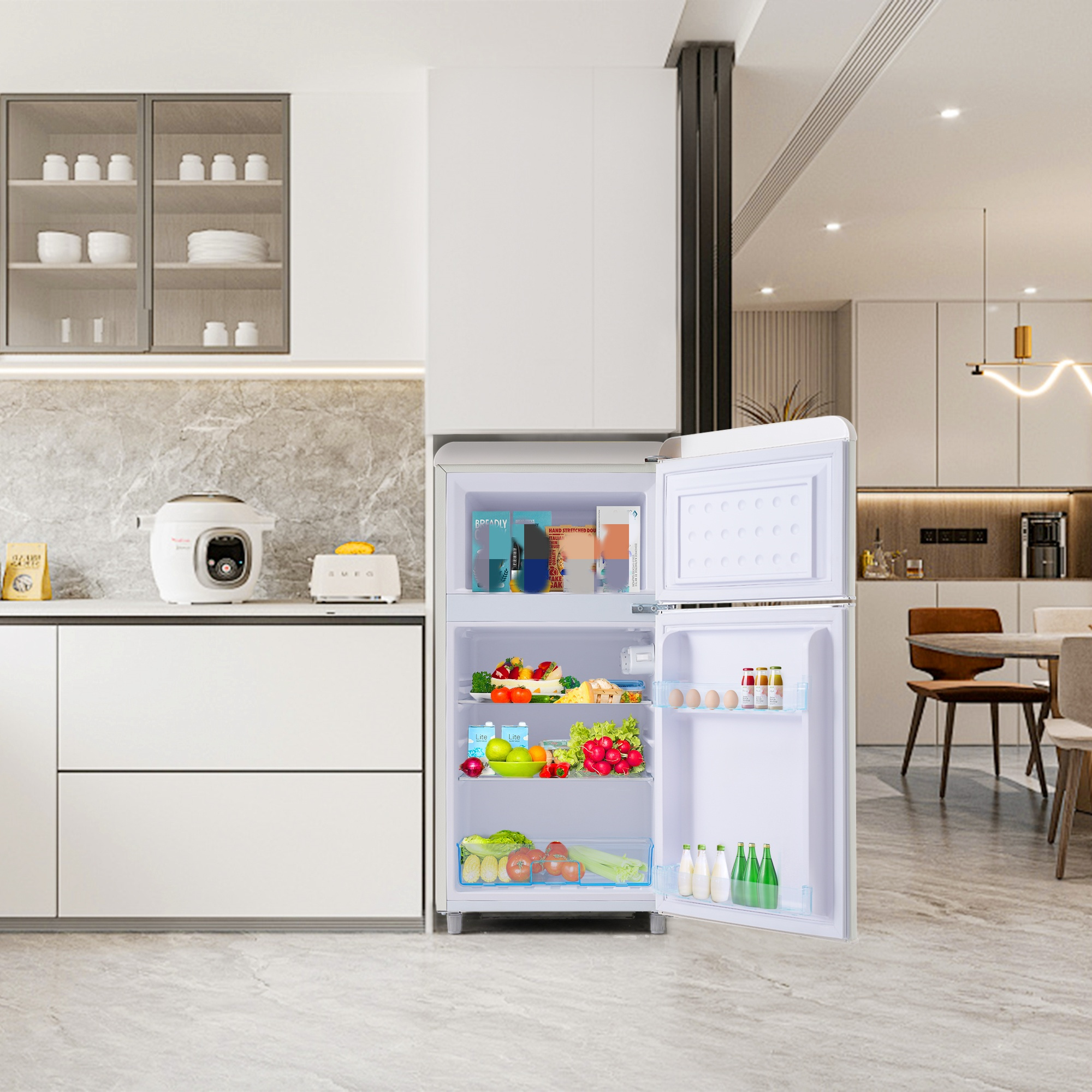 Kühlschrank mit offener Tür. Zeigt die Innenseite mit Lebensmitteln, in einer modernen Küchenumgebung.