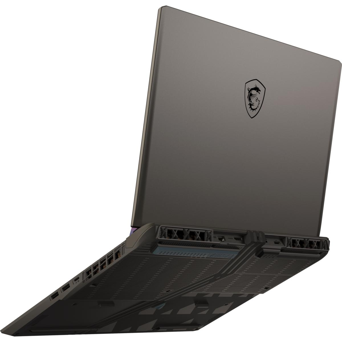 Ein schwarzer Laptop von hinten, der die Unterseite und die seitlichen Anschlüsse zeigt.
