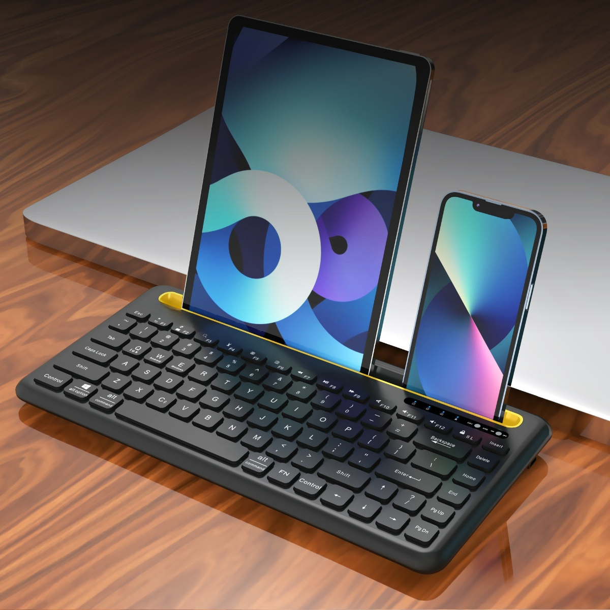 Eine schwarze Tastatur mit einem Tablet und einem Telefon in einer Halterung, auf Holz.