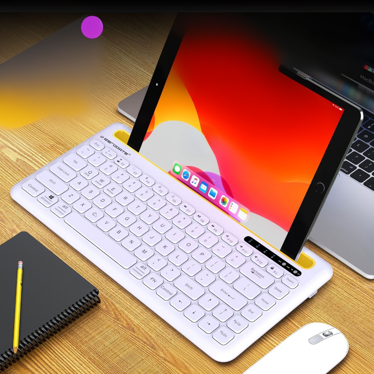 Tablet mit weißer Tastatur mit gelbem Rand verbunden, Bleistift und Notizbuch.