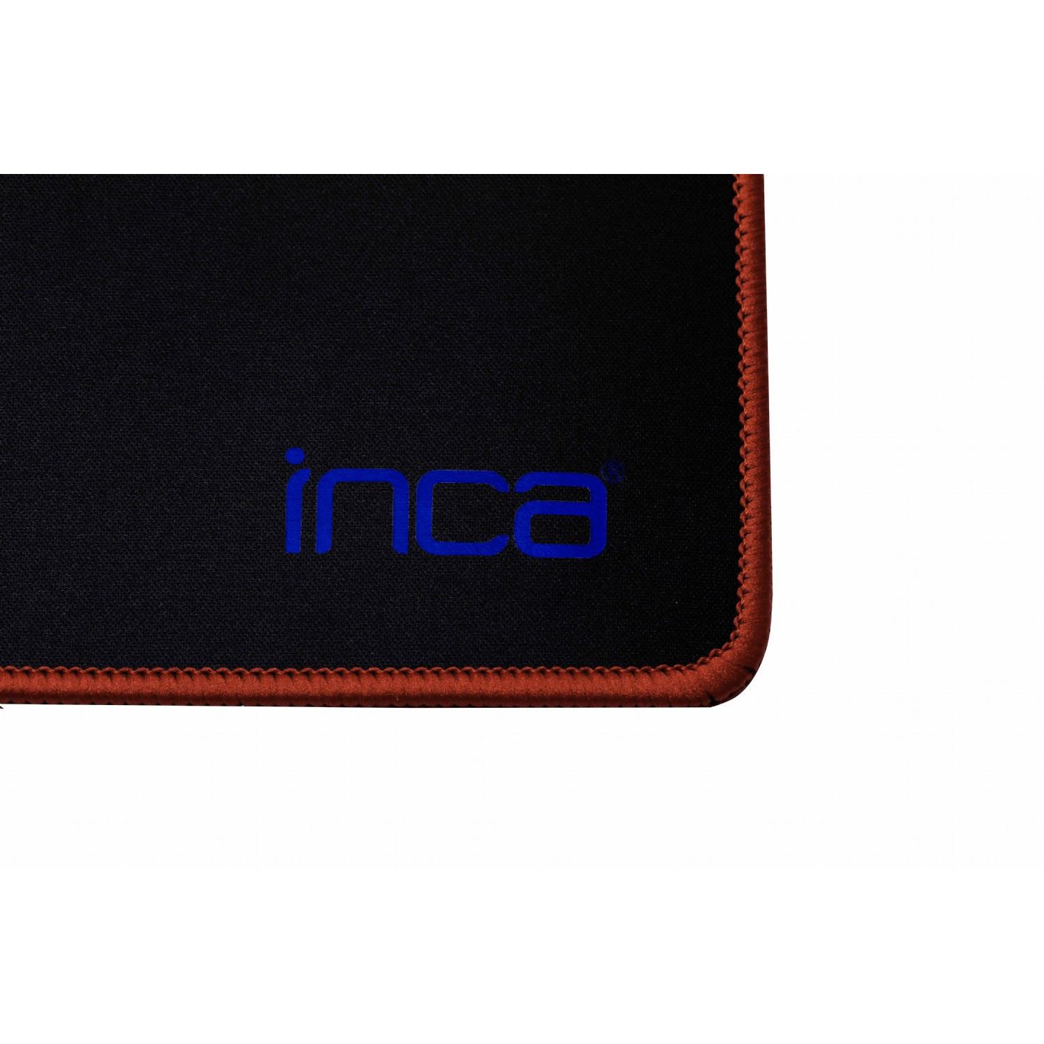 Nahaufnahme eines schwarzen Mauspads mit rotem Rand und dem Wort 'inca' in Blau.