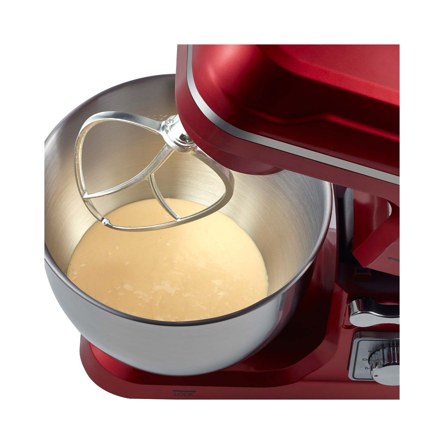 Ein roter Küchenmixer mit einer Edelstahl-Rührschüssel und einem Aufsatz, der hellgelben Teig verrührt.
