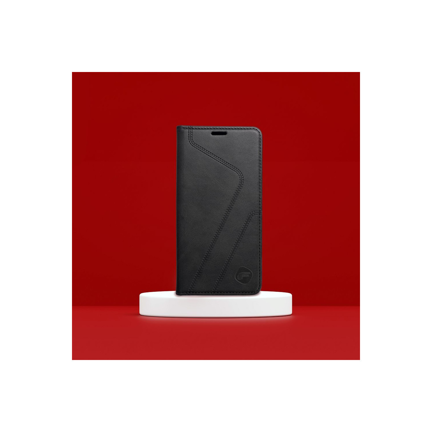 Custodia per telefono nera con design cucito, su piedistallo bianco contro sfondo rosso.
