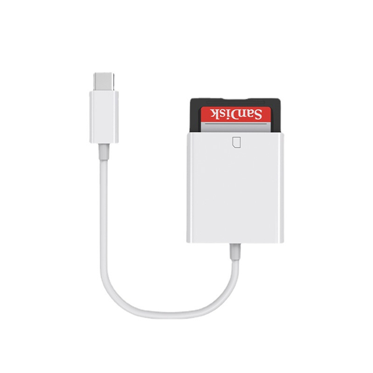 Ein weißer USB-C-Adapter mit angeschlossener SD-Karte, auf einer weißen Oberfläche.
