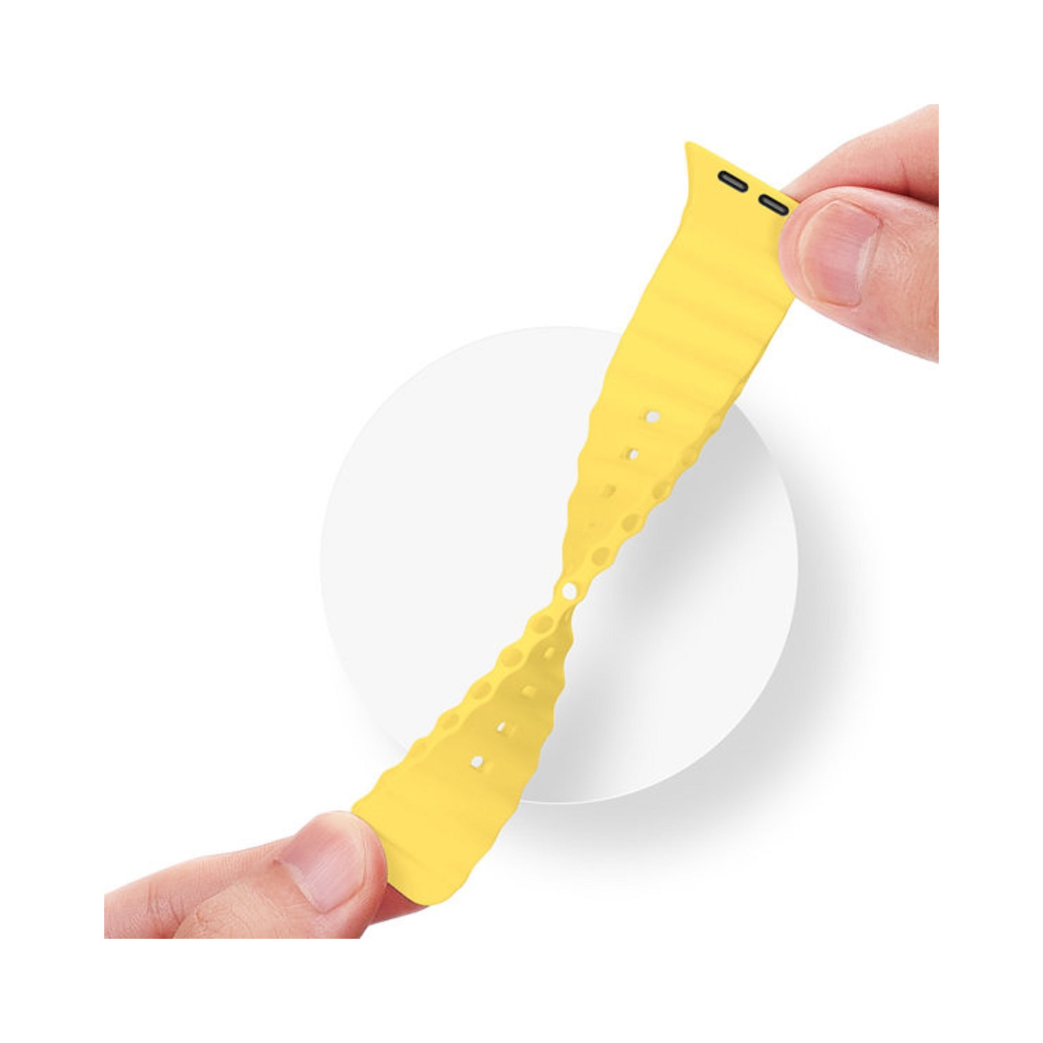 Gelbes Armband wird von Händen gehalten, das sich biegt.