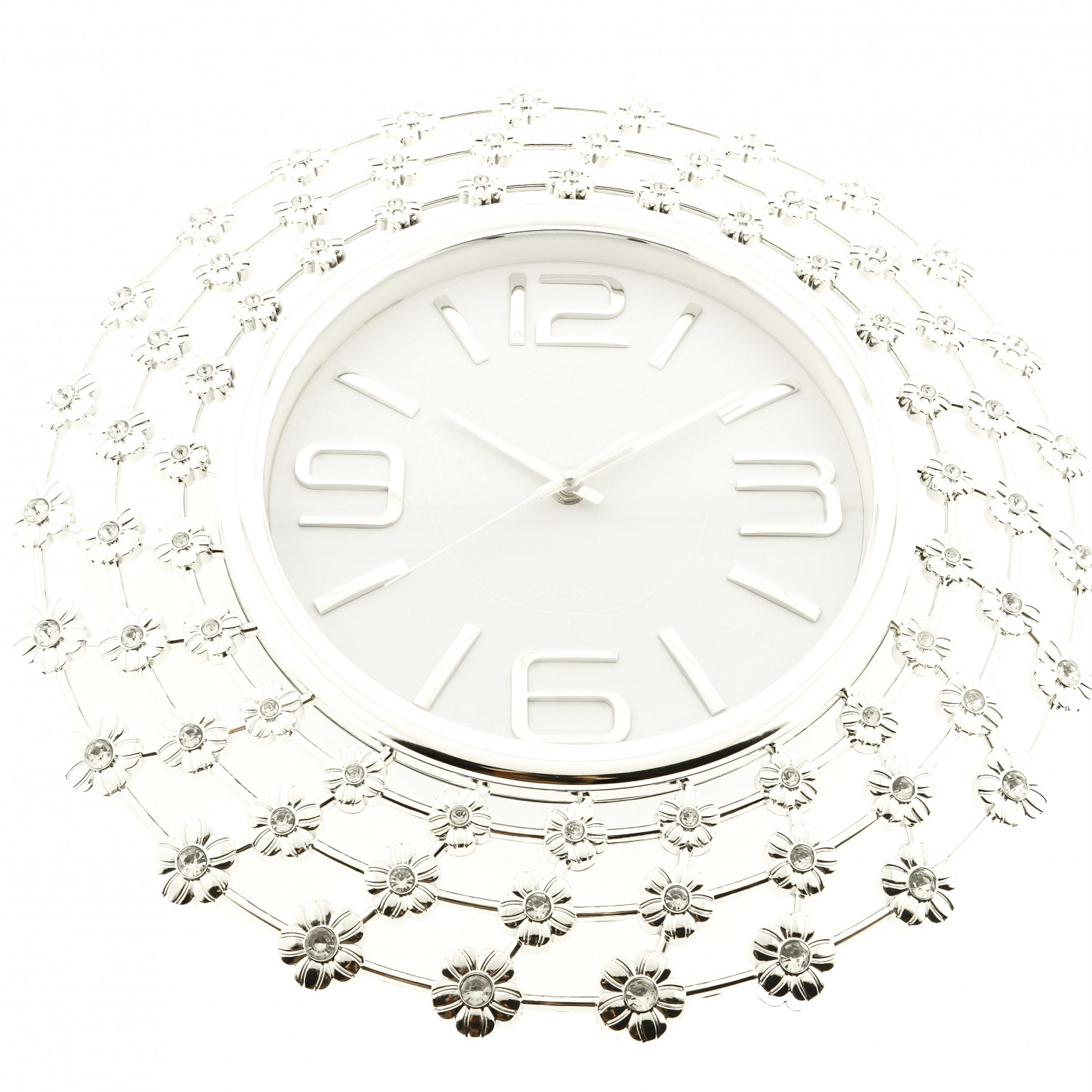Eine silberne Wanduhr mit weißem Zifferblatt und floralem Zierrand.