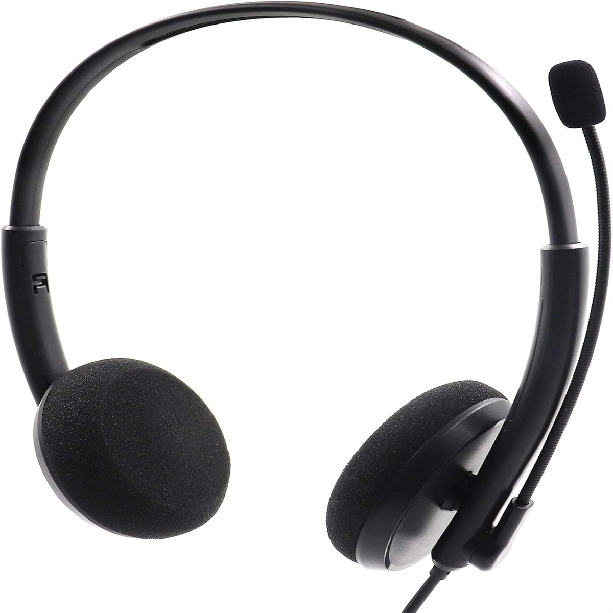 Schwarze Kopfhörer mit Mikrofon. Die Kopfhörer haben ein schwarzes Kabel und befinden sich auf weißem Hintergrund.