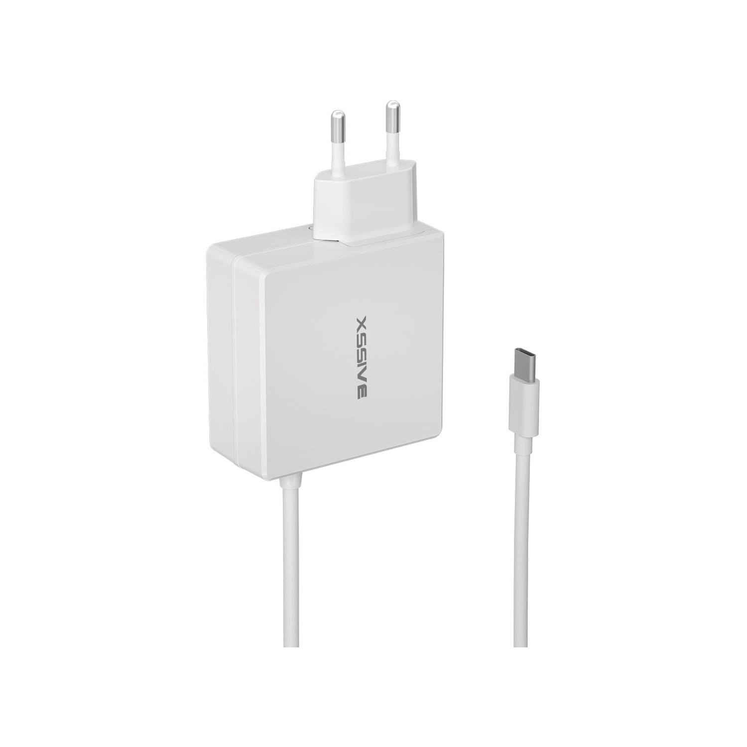 Weißes Xssive Ladegerät mit Typ-C-Kabel. Das Ladegerät ist rechteckig mit dem Markennamen.