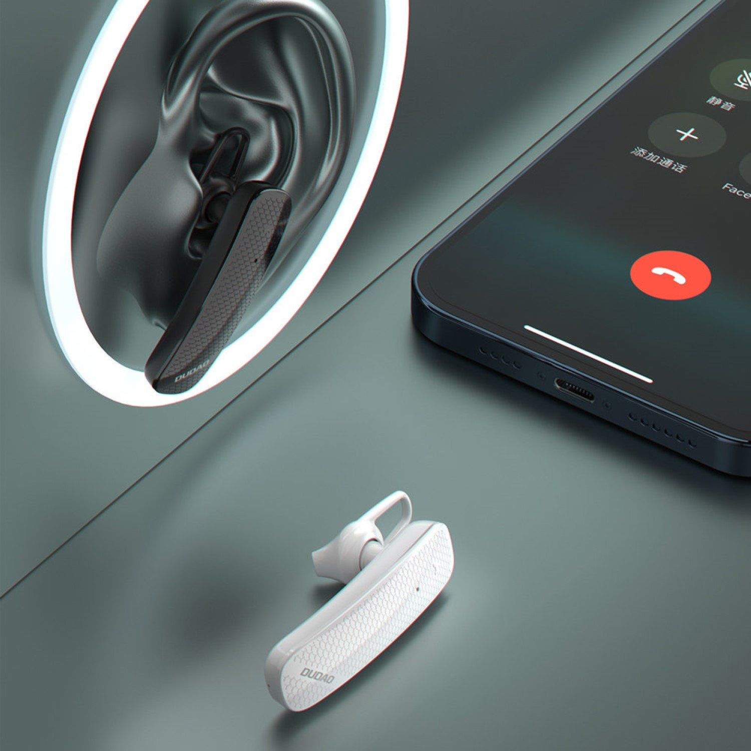 Ohrhörer im Ohr und ein weißer Ohrhörer. Ein Smartphone befindet sich auf der rechten Seite.