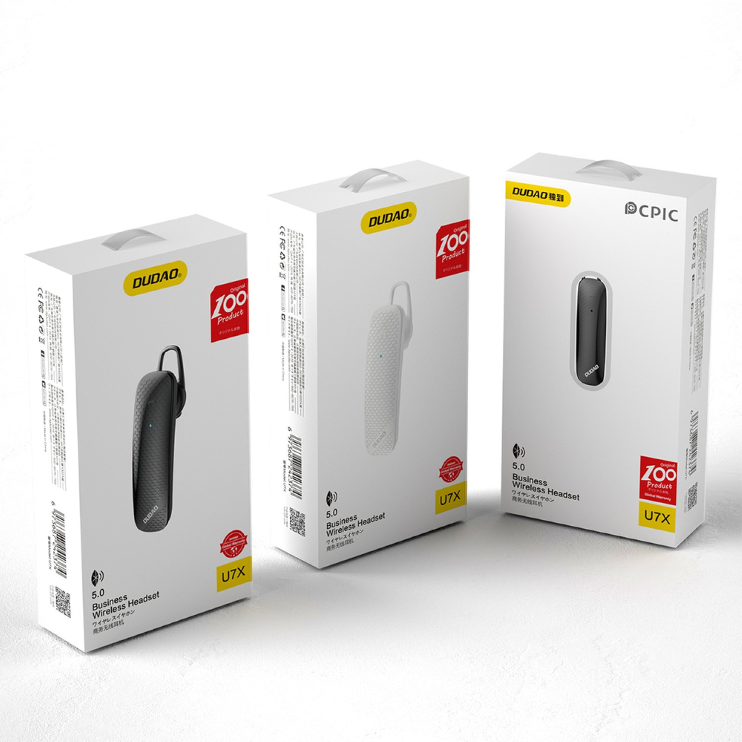 Drei weiße Schachteln mit Headsets. Auf den Schachteln steht "DUDAO" und "700 Product".