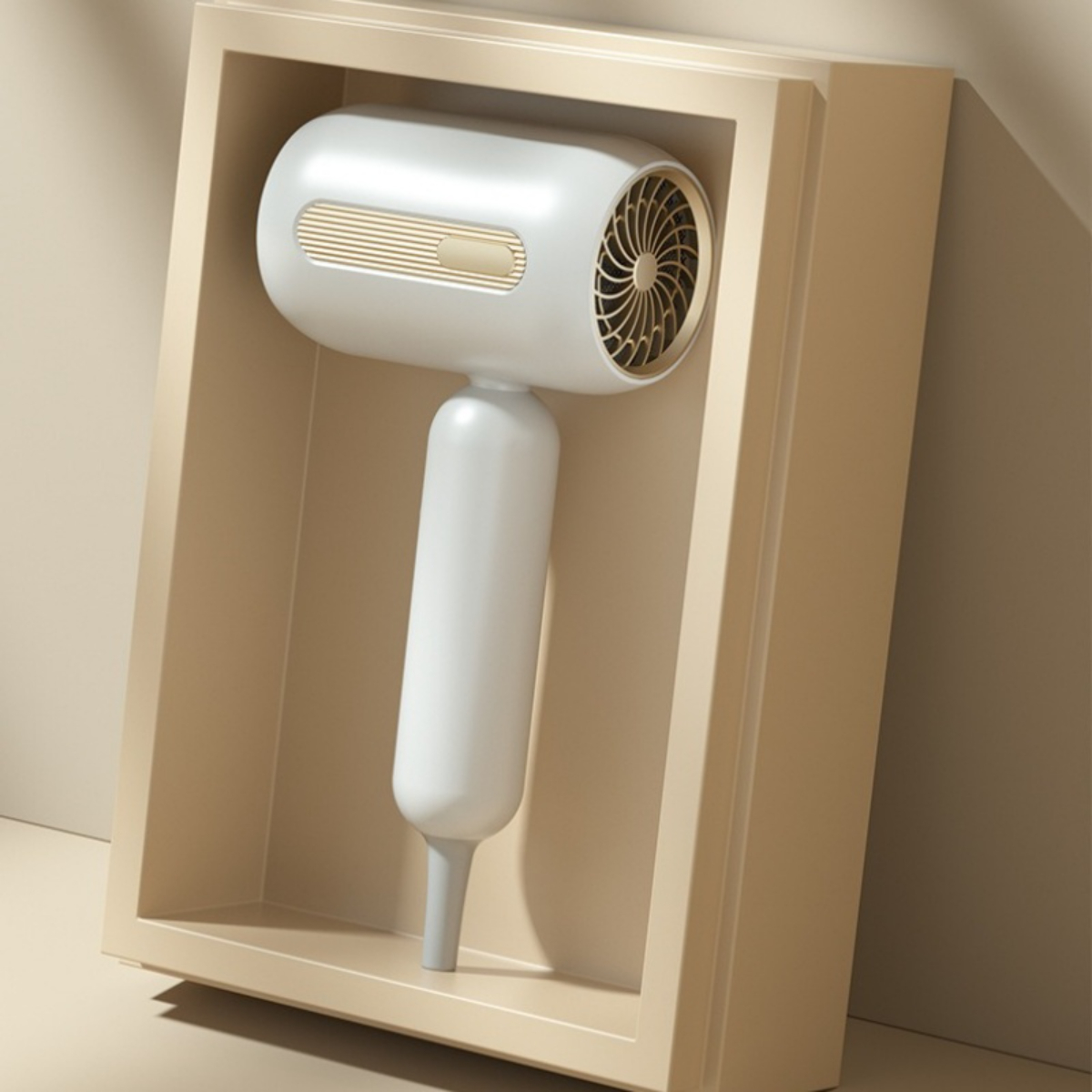 Weißer und goldener Haartrockner in einer beigen Box. Das Objekt befindet sich auf beigem Hintergrund.