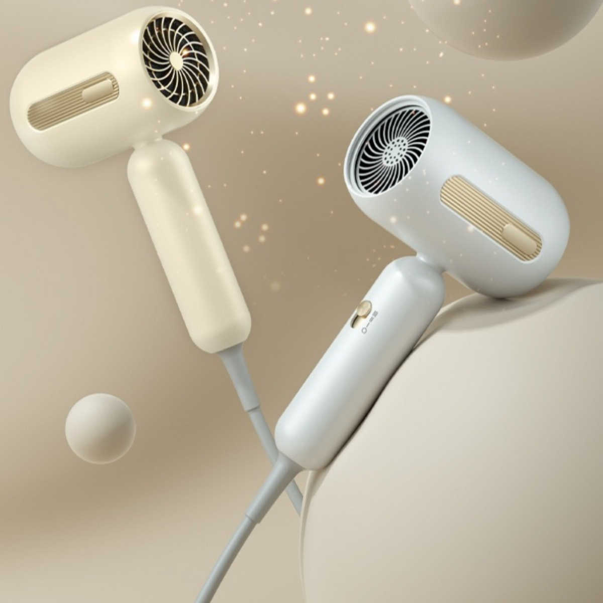 Zwei weiße Haartrockner mit modernem Design und verschwommenem Hintergrund mit Bokeh-Effekt.