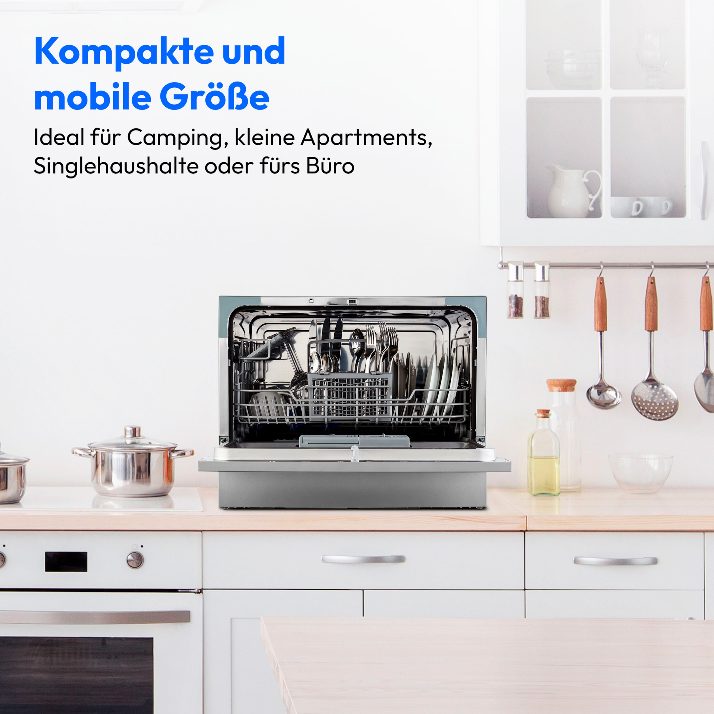 Ein offener Geschirrspüler mit sauberem Geschirr in einer Küche.