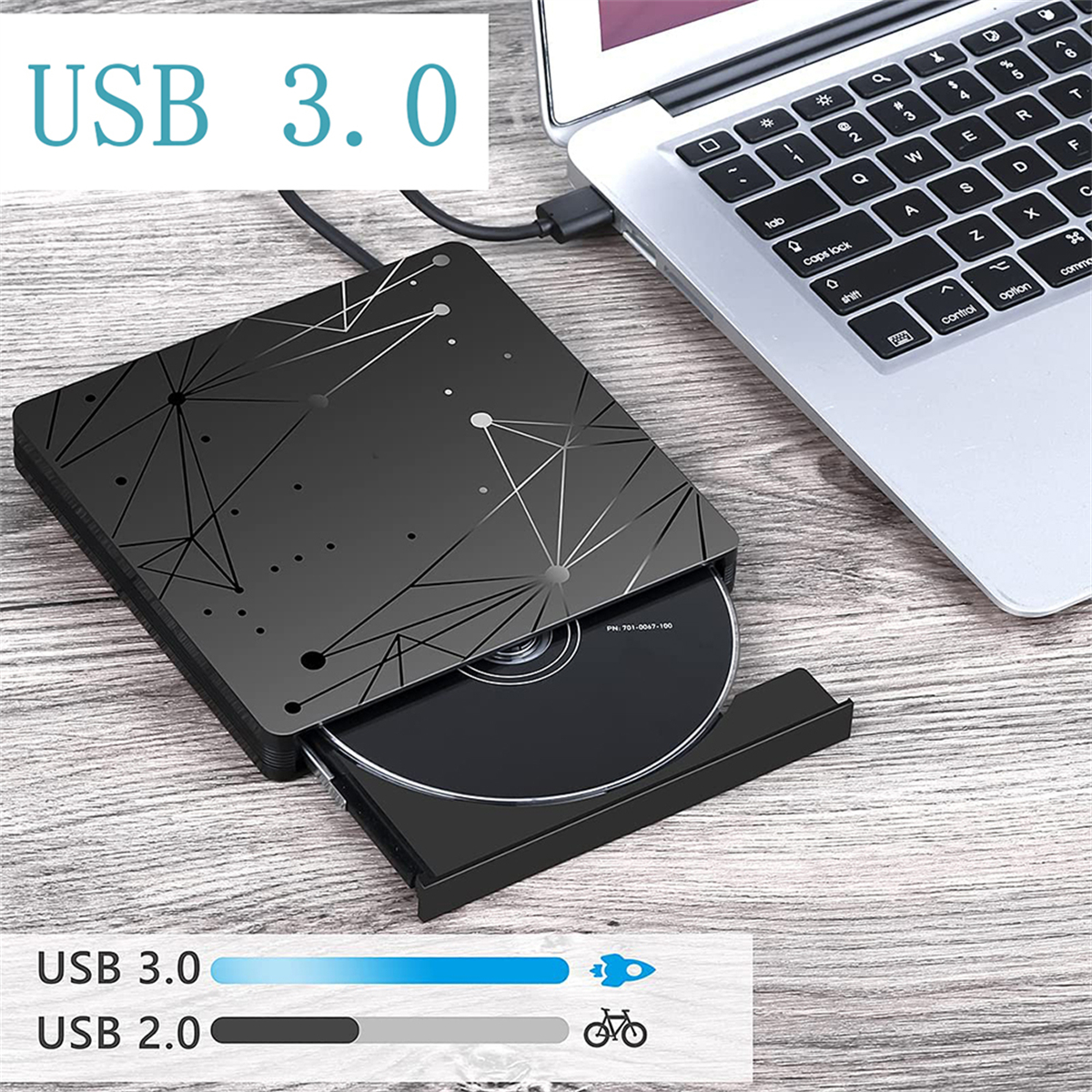 Schwarzes externes CD-Laufwerk mit eingelegter CD, verbunden mit einem Laptop. USB 3.0 steht oben.