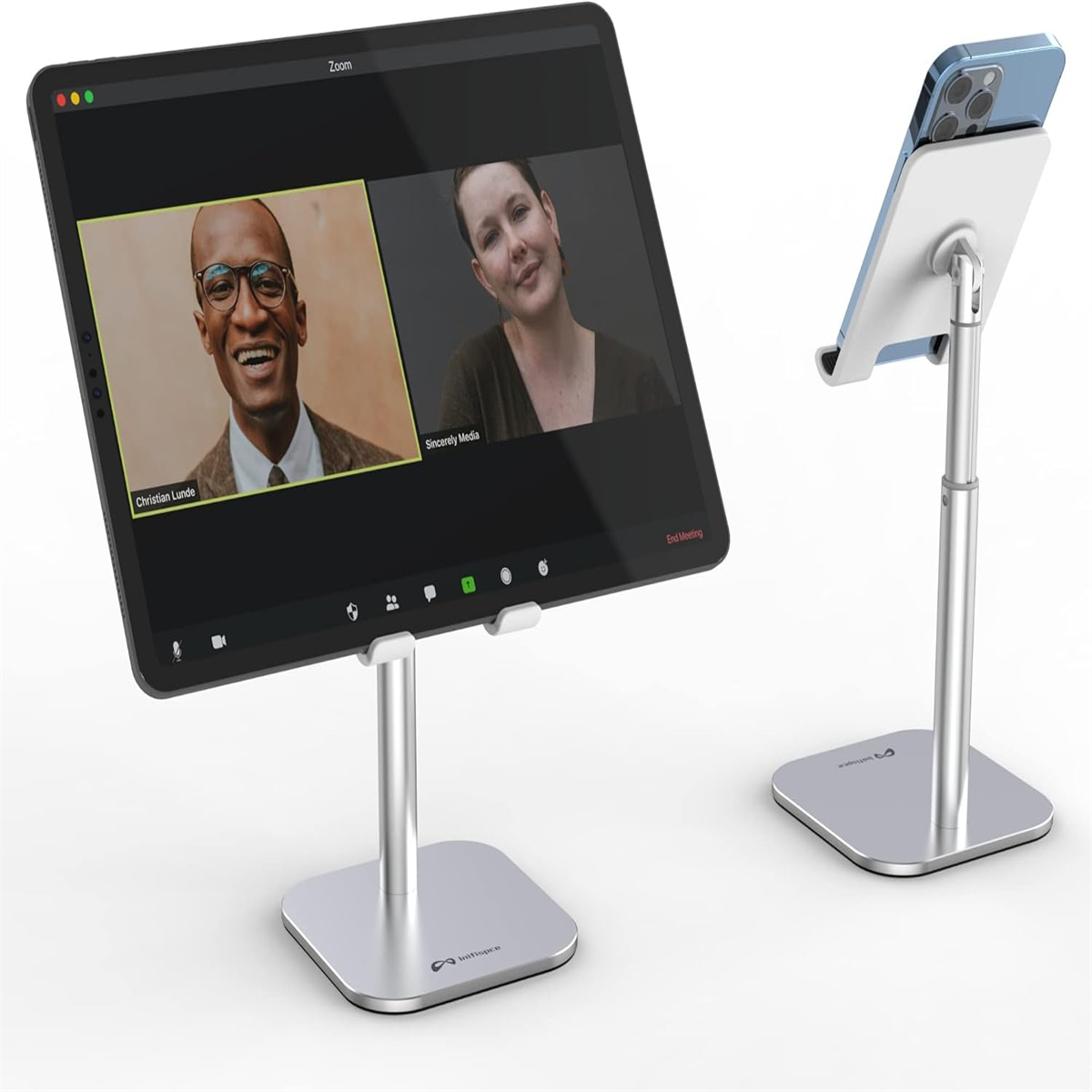 Tablet auf einem Ständer, der einen Videoanruf anzeigt, mit einem zweiten Ständer zur Seite.