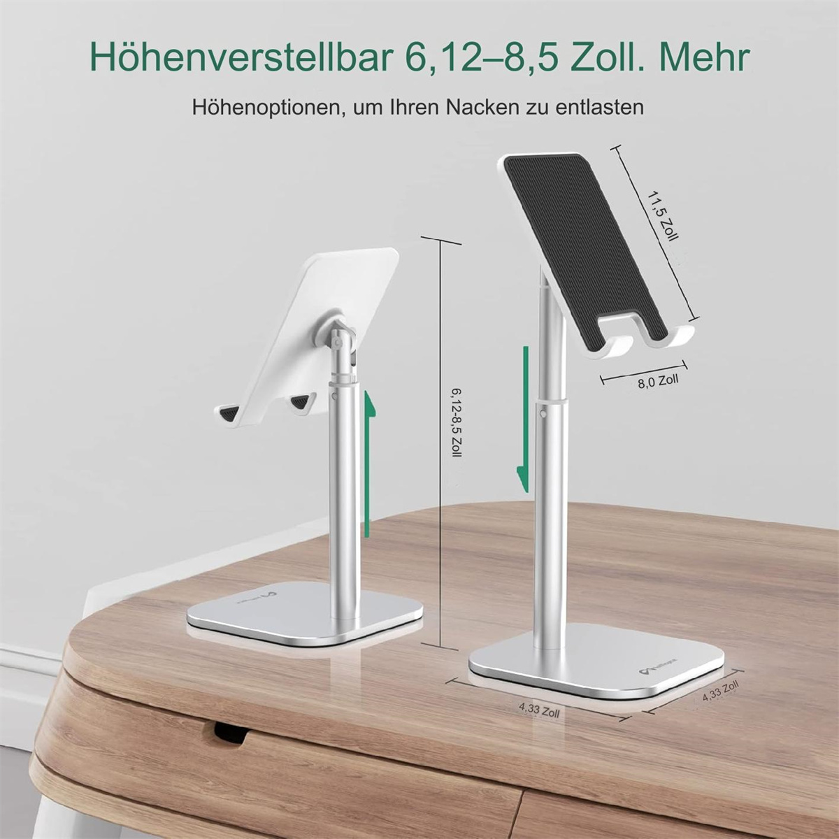 Zwei silberne Tablet-Ständer auf Holz. Einer hat ein Tablet.