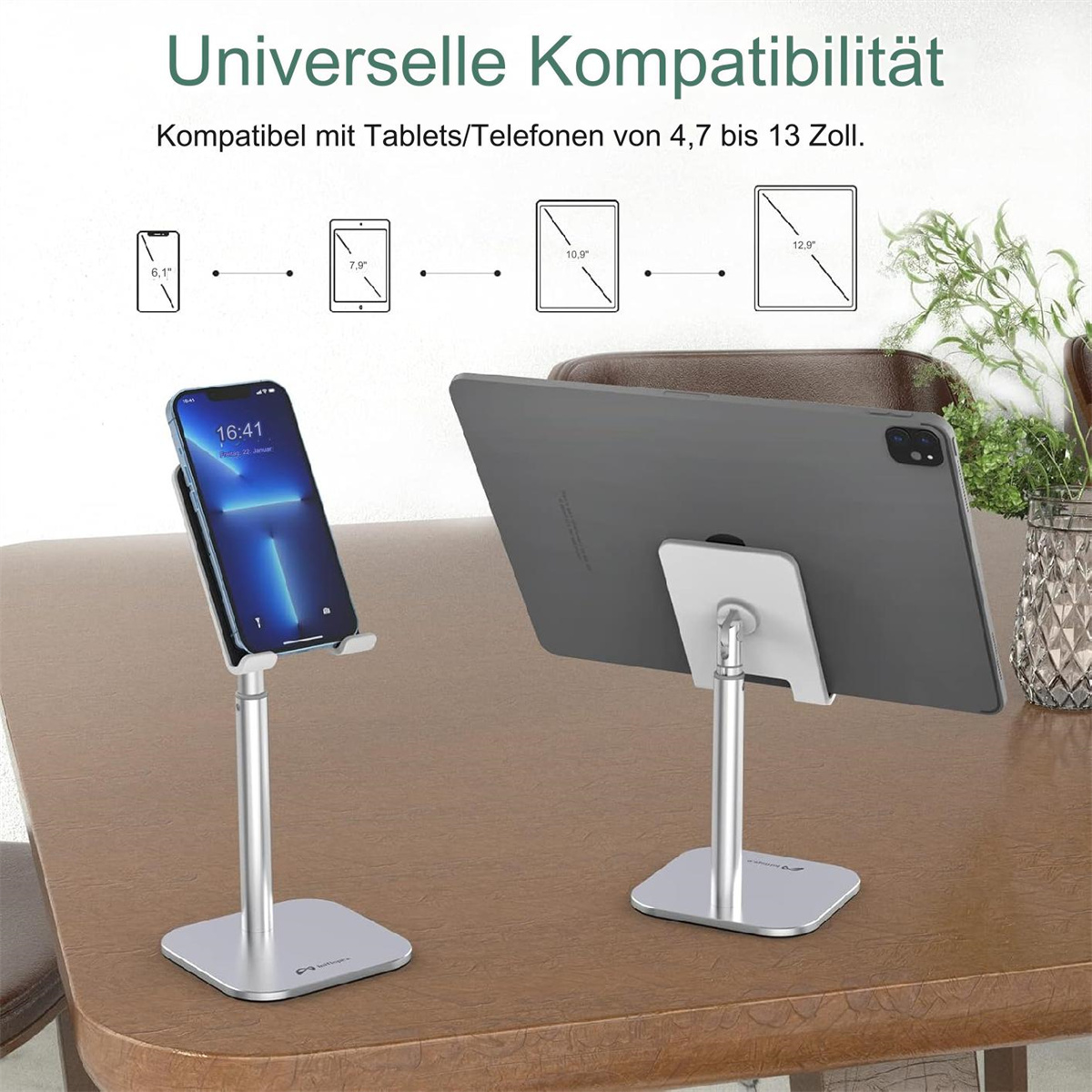 Zwei silberne Tablet-/Telefonständer mit Telefonen und Tablets auf einem Holztisch.