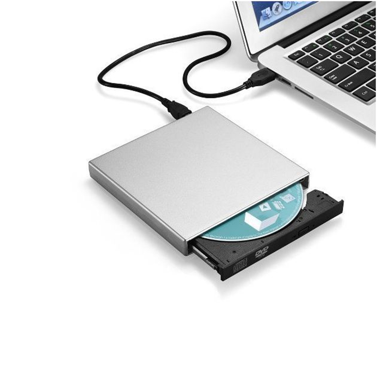 Silbernes externes DVD-Laufwerk mit einer Disc im Inneren, über ein USB-Kabel mit einem Laptop verbunden.