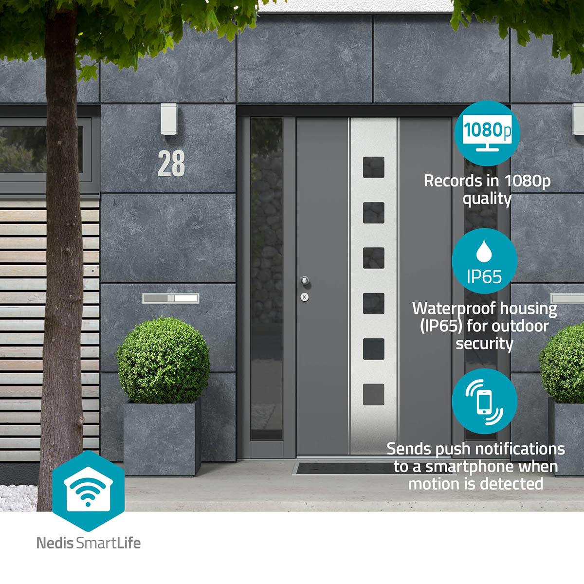 Entrada de casa moderna con seguridad: cámara, puerta inteligente, arbustos.