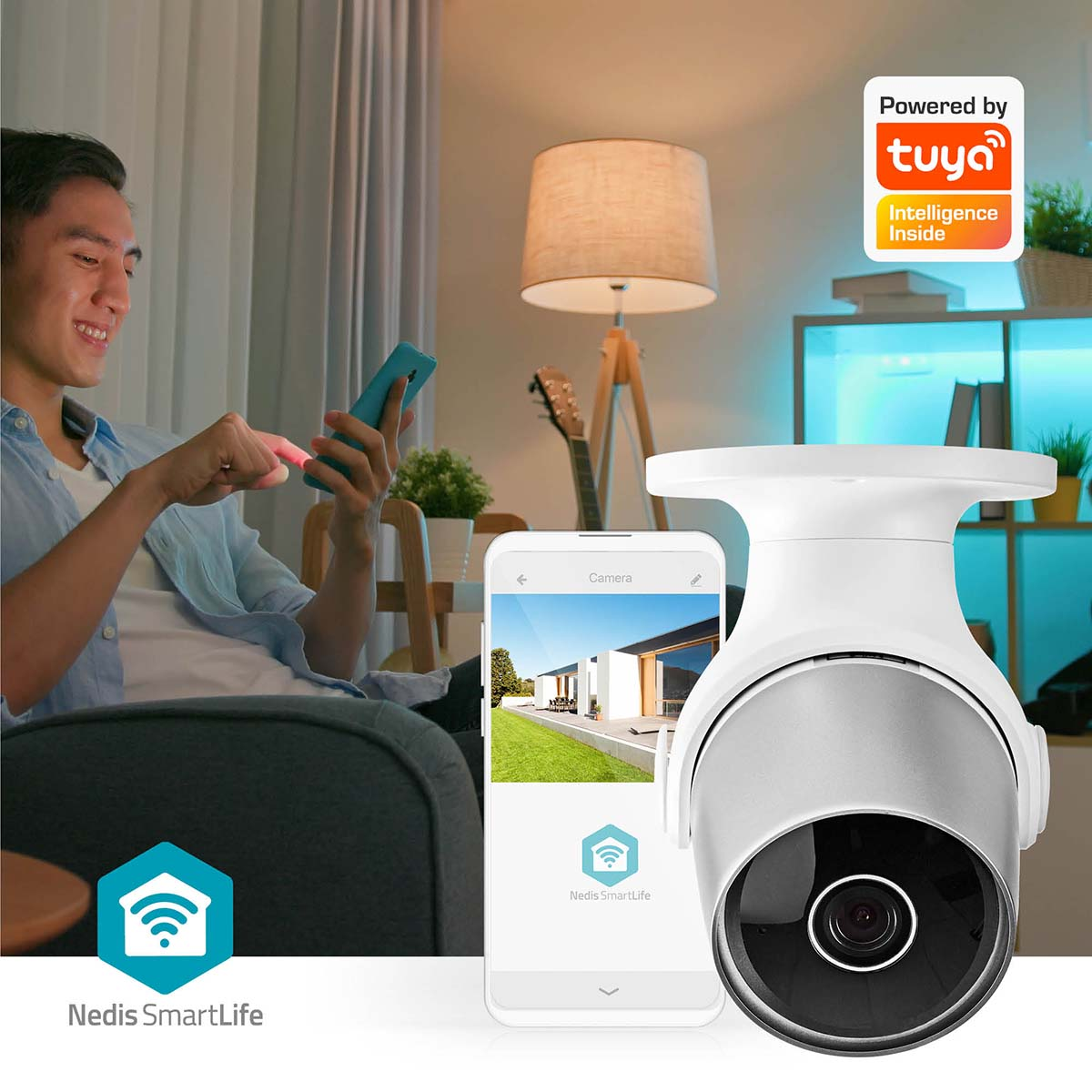 Hombre usando un teléfono, una cámara de seguridad y una interfaz de casa inteligente en una mesa.