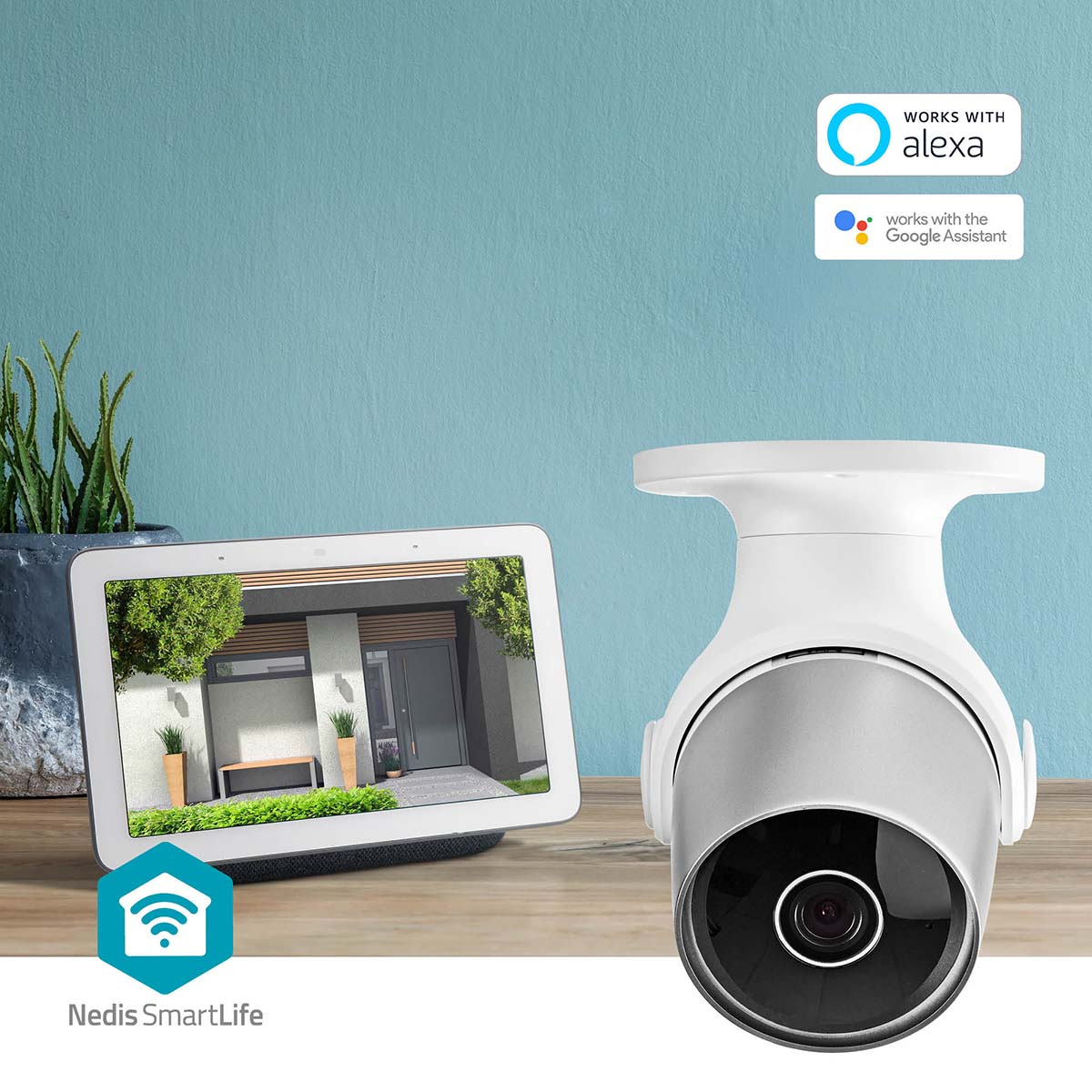 Configuración de hogar inteligente con una pantalla inteligente y una cámara de seguridad. Interior.
