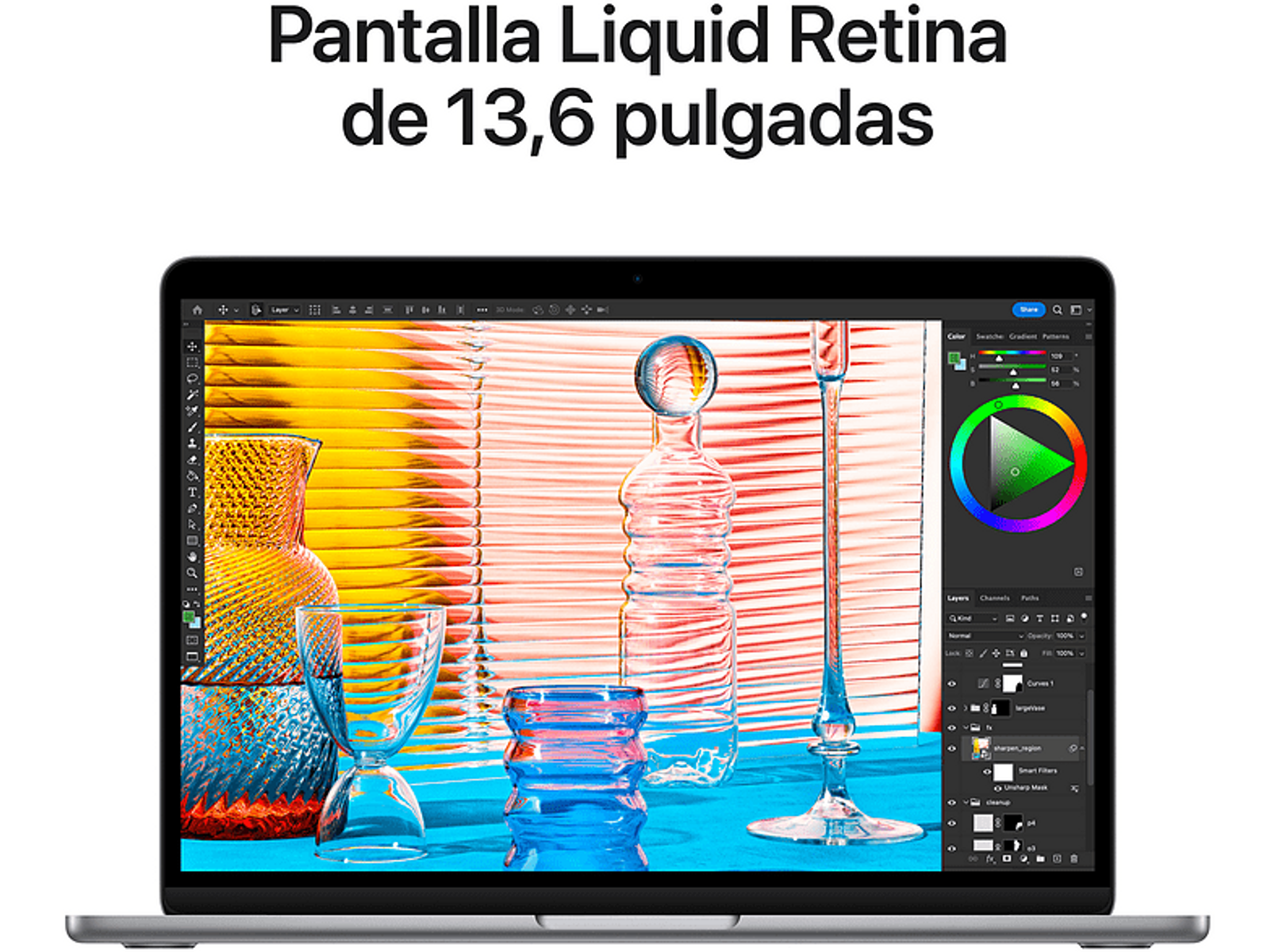 Laptop z ekranem pokazującym grafikę cyfrową ze szklanymi butelkami i kołem kolorów po prawej stronie.