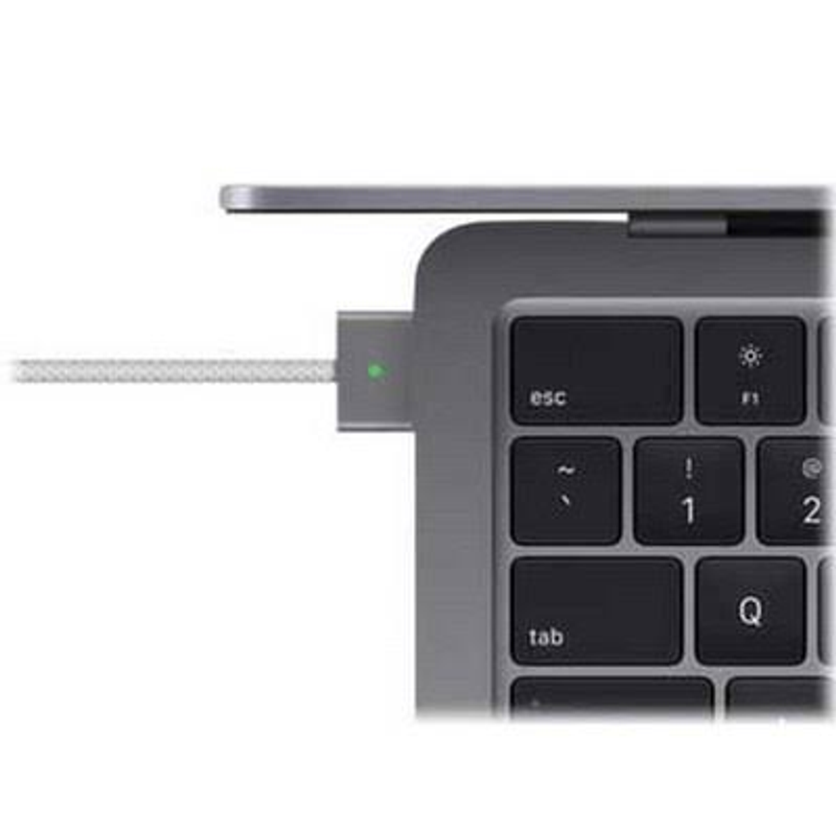 Laptop z podłączoną ładowarką. Biały kabel.